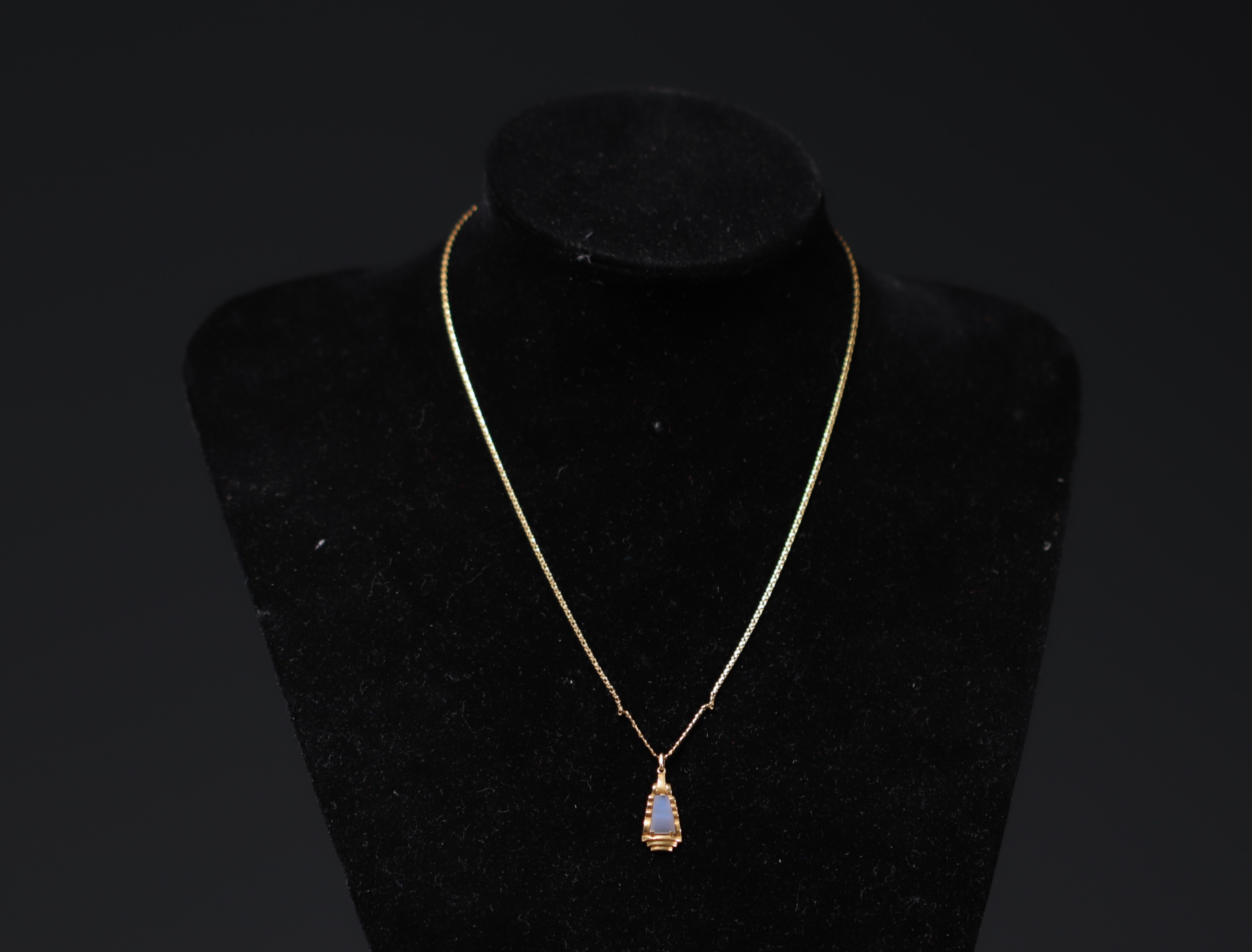 Art Deco pendant in 18K yellow gold, milky opal, total weight 5.1gr. - Image 3 of 3