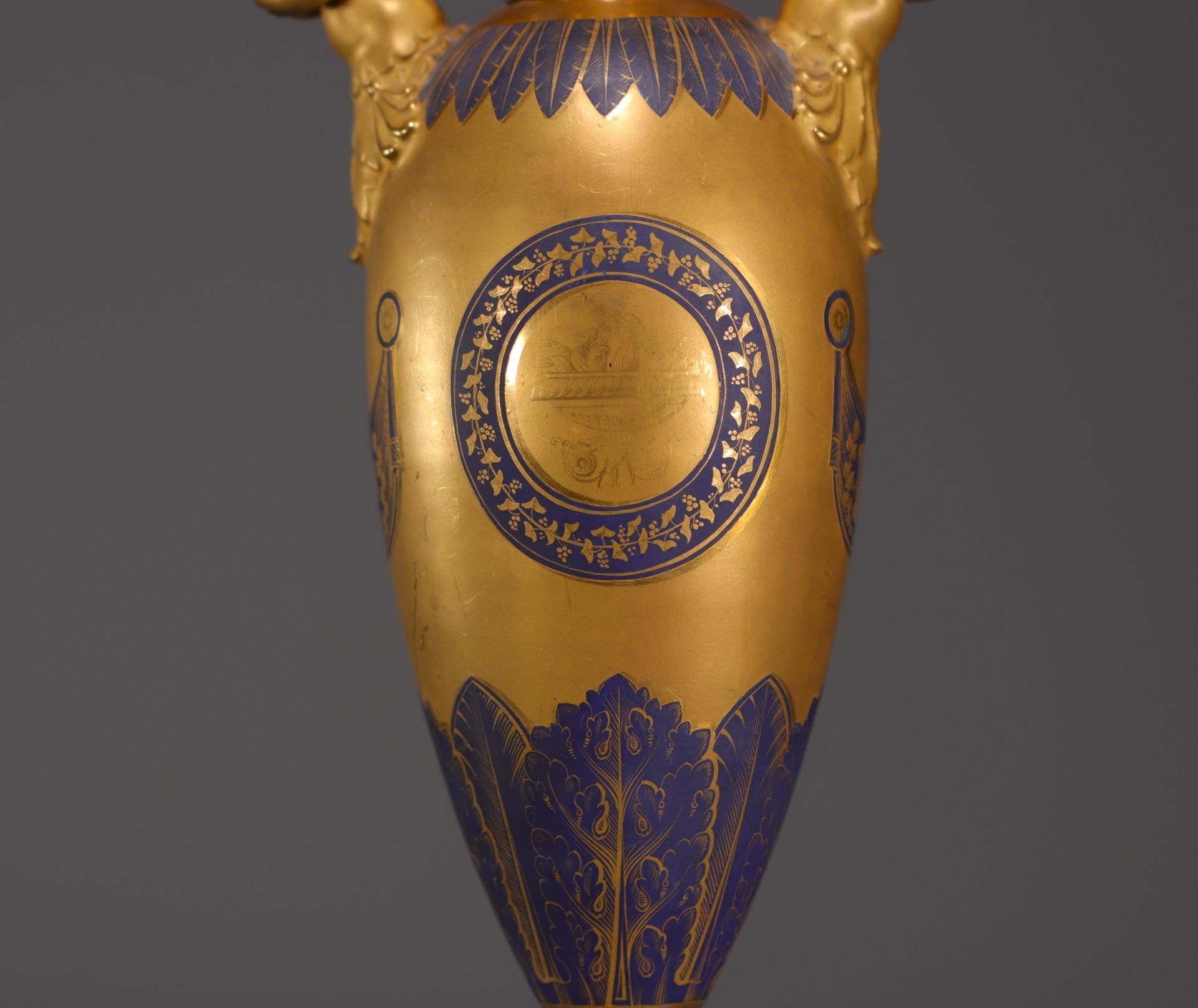 A rare royal blue and gold porcelain Empire baluster vase, first half of the 19th century. - Bild 4 aus 9