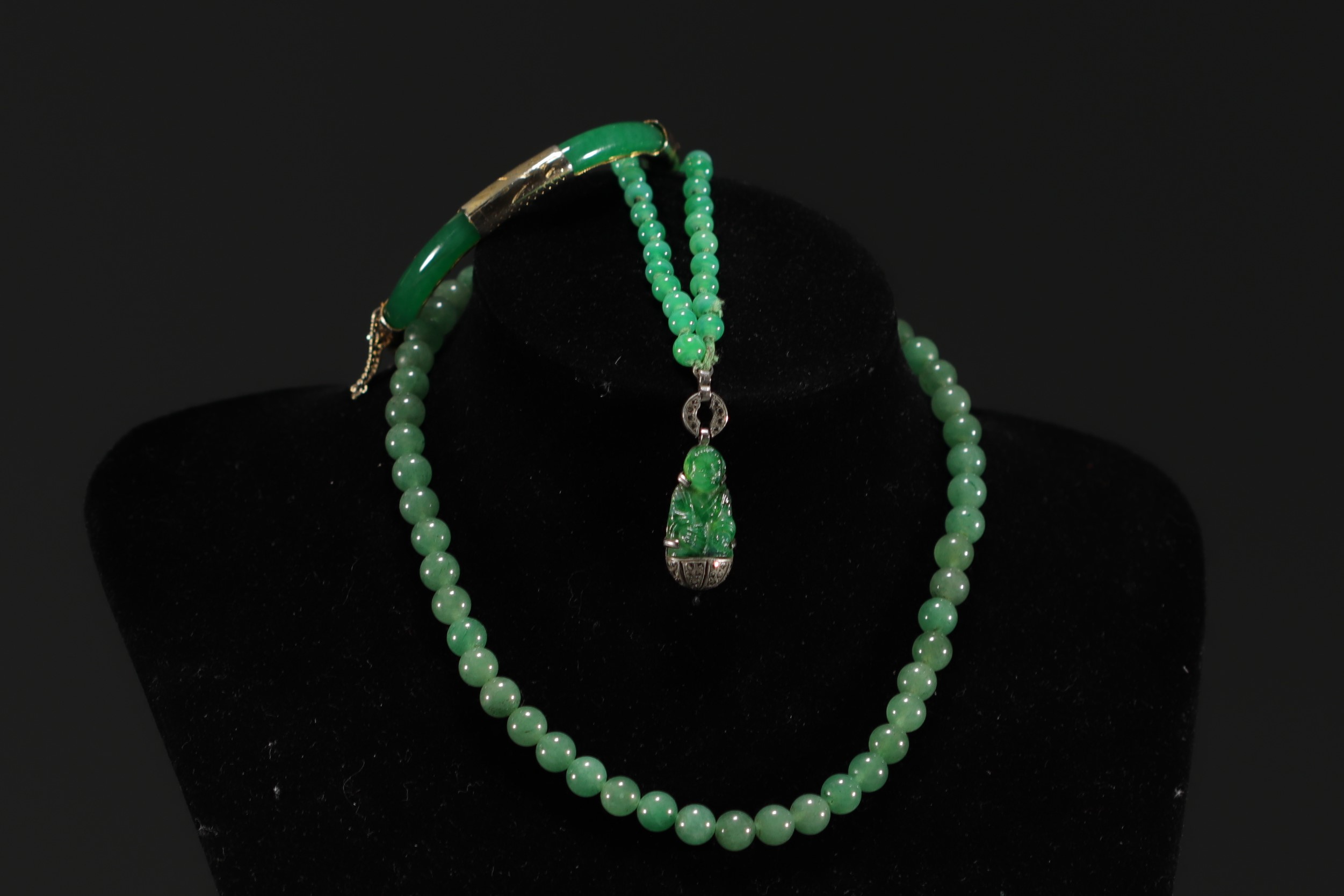 China - Set consisting of a necklace and a bracelet in green jade. - Image 2 of 2