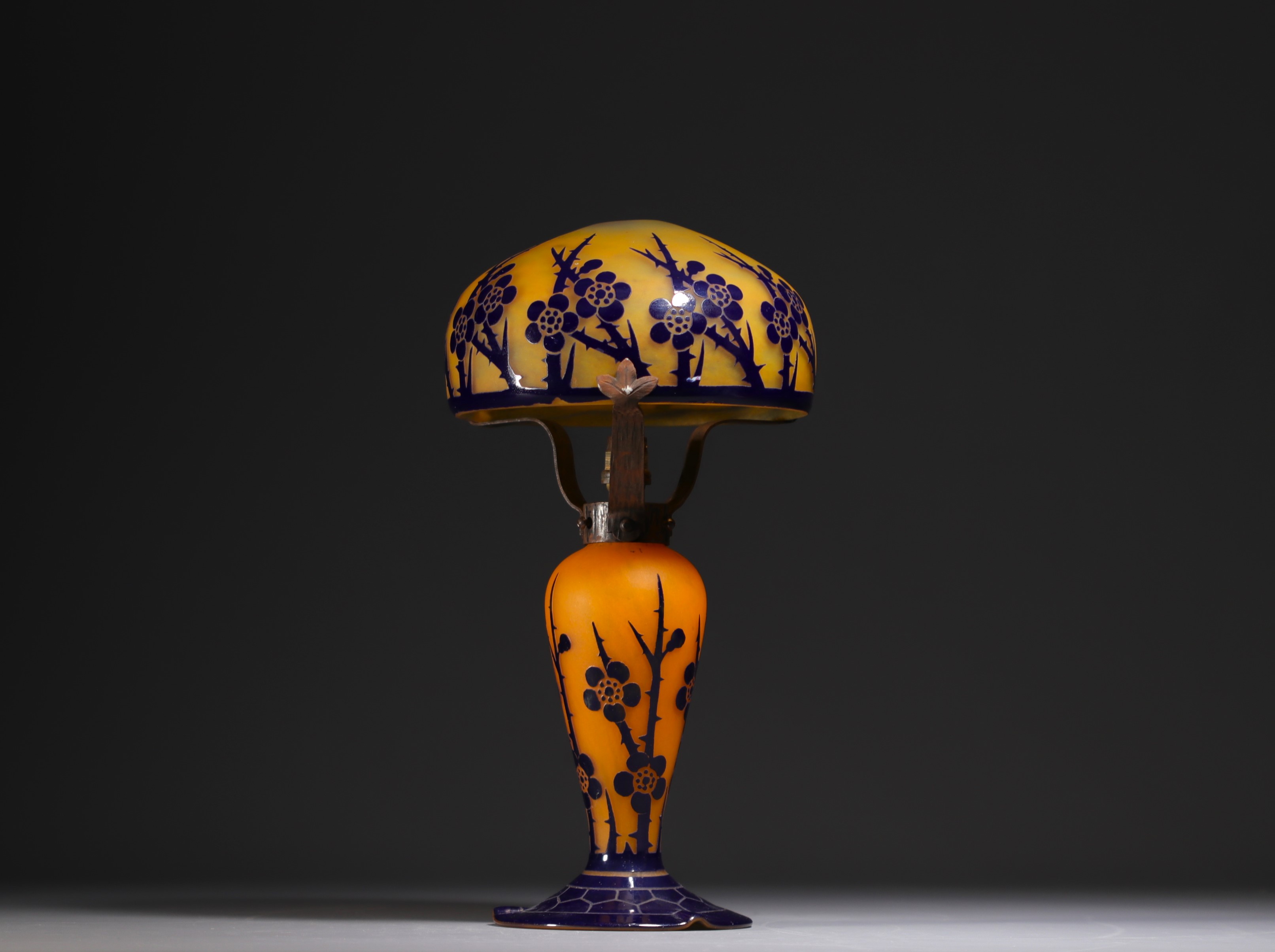 Le Verre Francais - Table lamp in acid-etched multi-layered glass decorated with blue hawthorns on a - Image 3 of 4