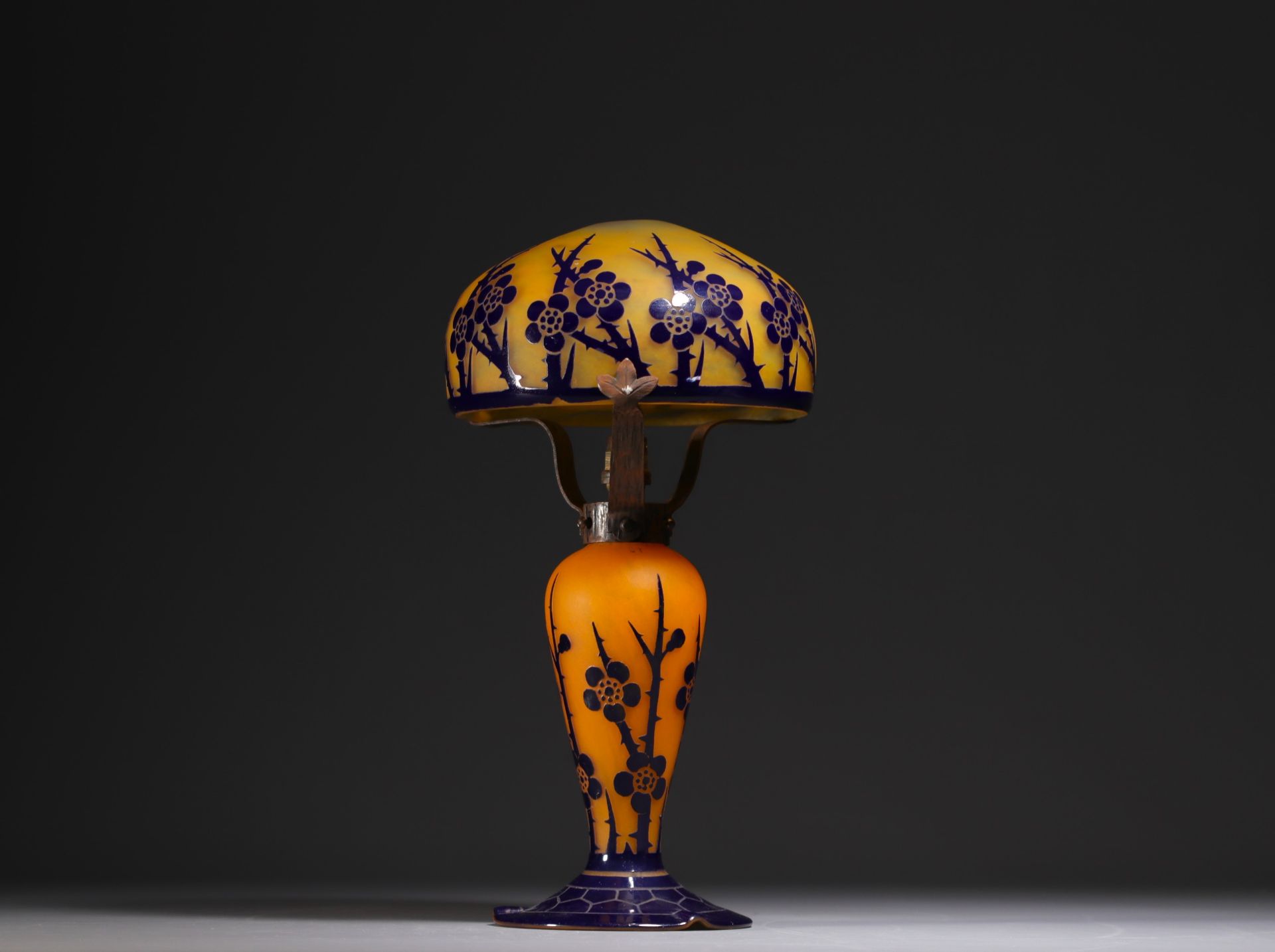 Le Verre Francais - Table lamp in acid-etched multi-layered glass decorated with blue hawthorns on a - Bild 3 aus 4