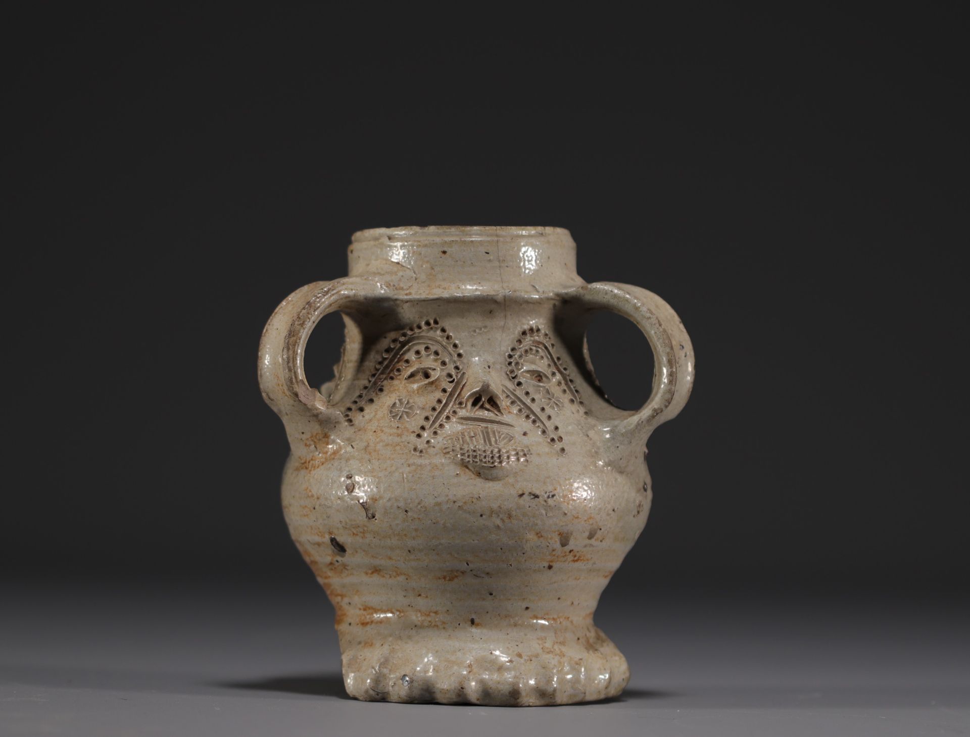 Raeren - Rare stoneware jug decorated with faces, salt glaze, early 16th century. - Bild 3 aus 5