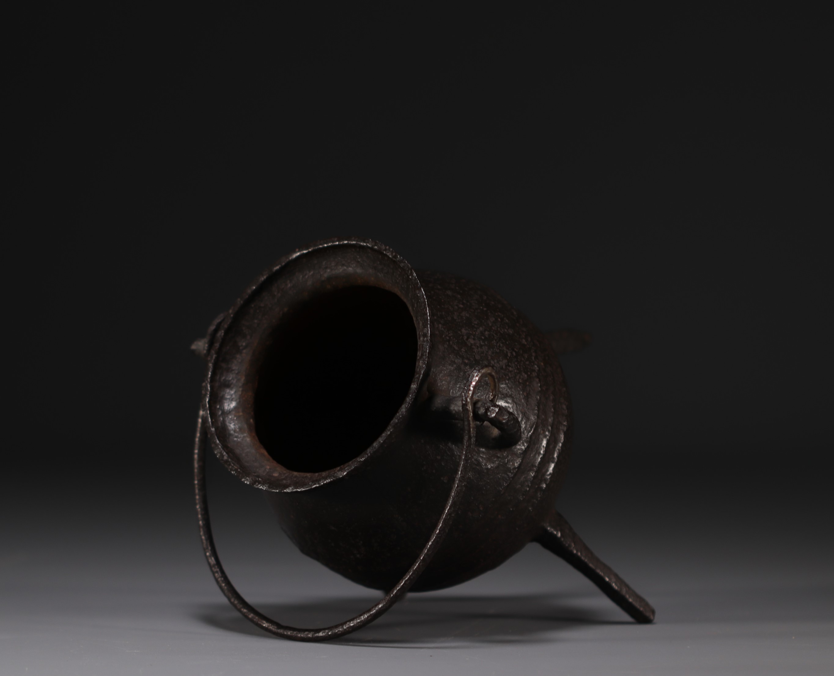 17th century cast iron tripod hearth cauldron. - Image 3 of 4