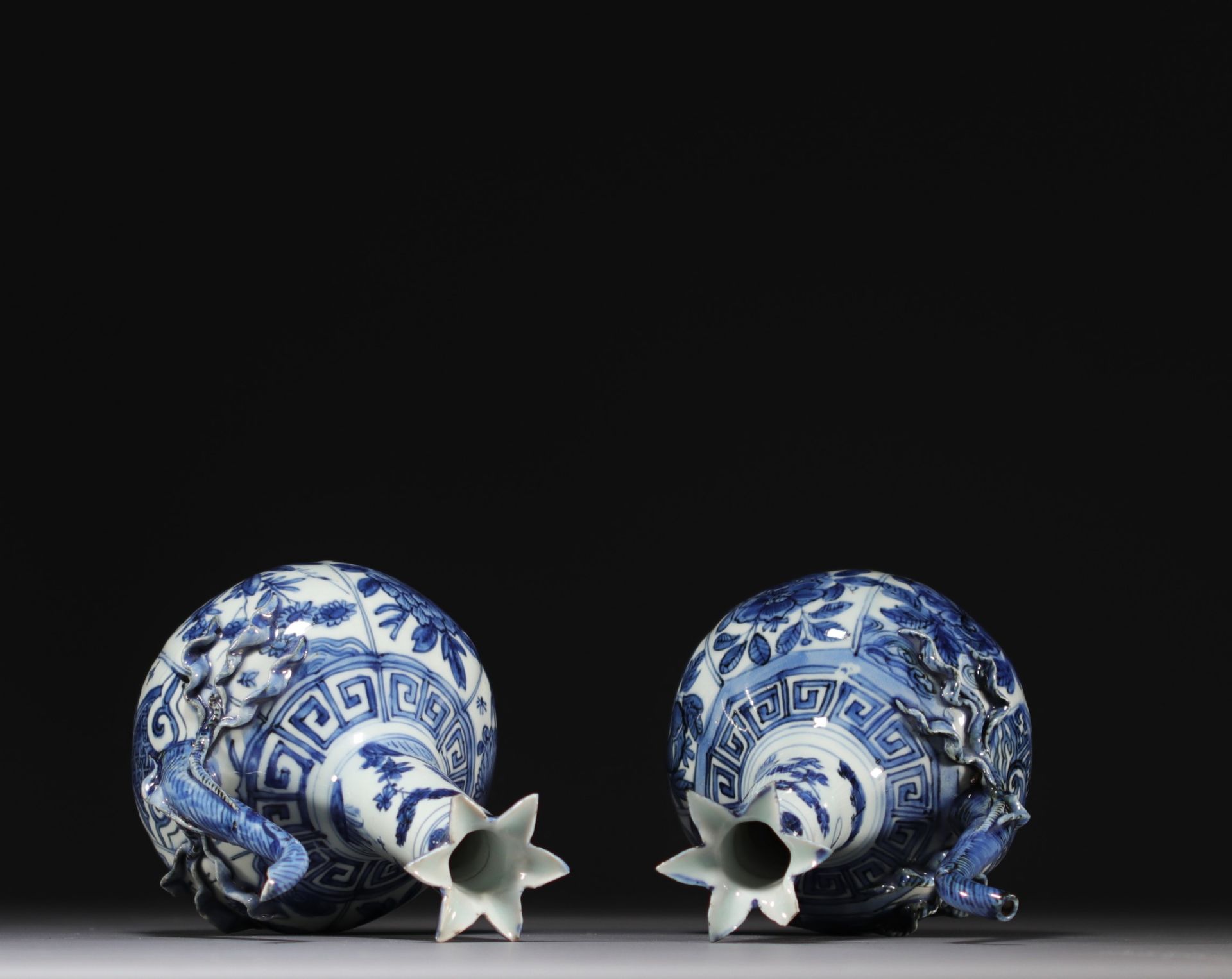 China - Pair of blue-white porcelain jugs with floral decoration, Wanli, Ming dynasty. - Image 5 of 7