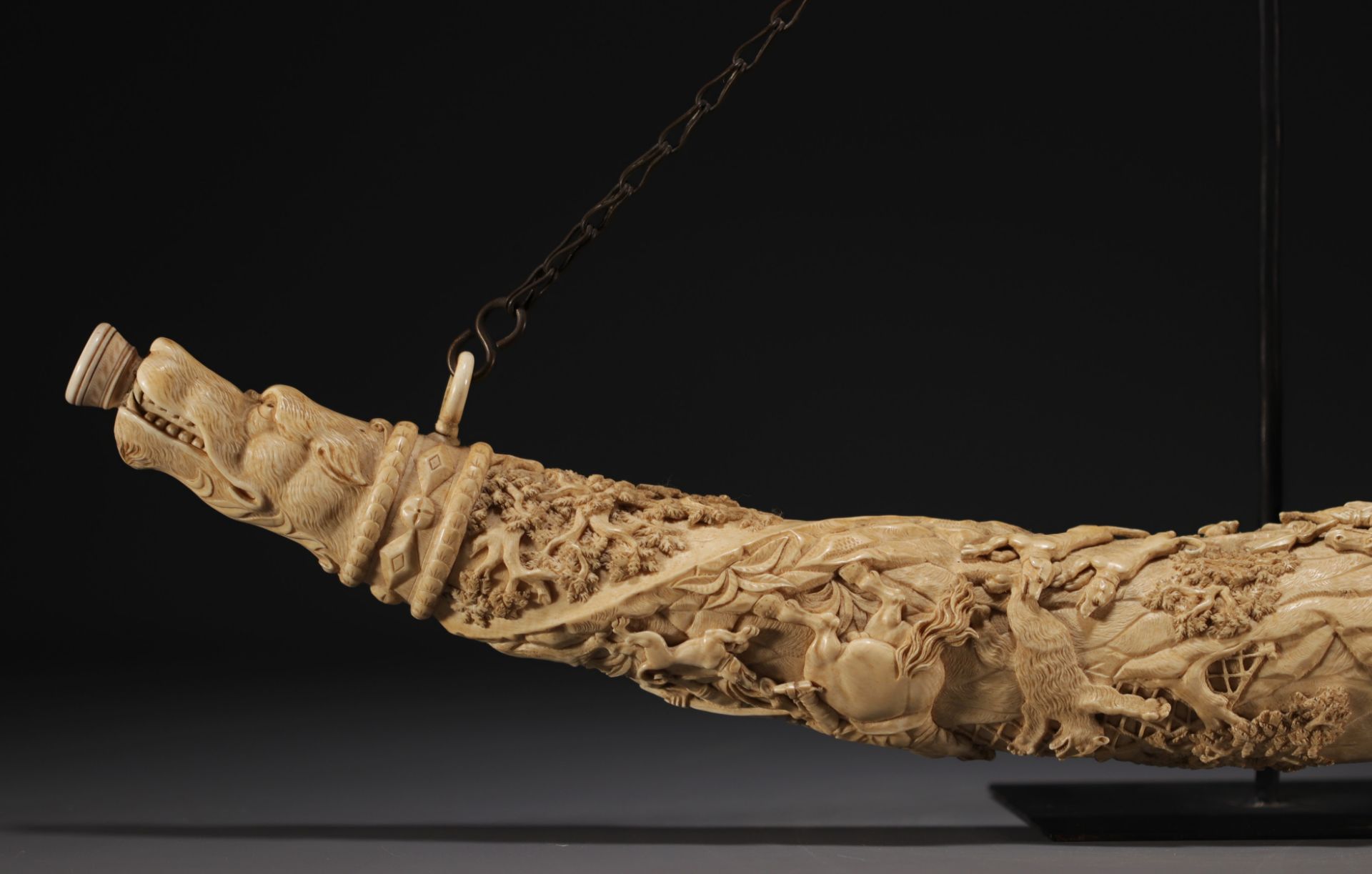 "Exceptional carved ivory hunting horn, second half of the 19th century. - Bild 8 aus 10