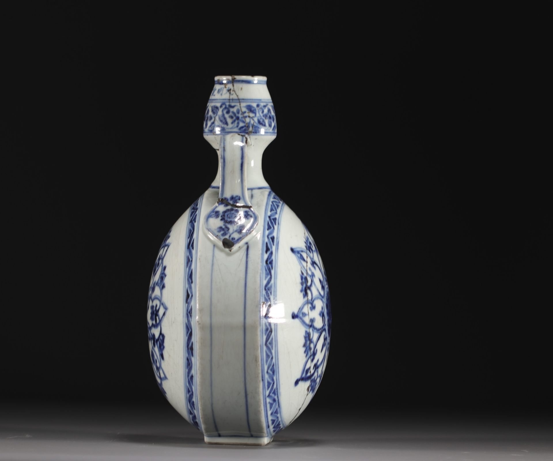 China - "Gourd" vase in blue-white porcelain, Xuande mark, Ming. - Bild 2 aus 6
