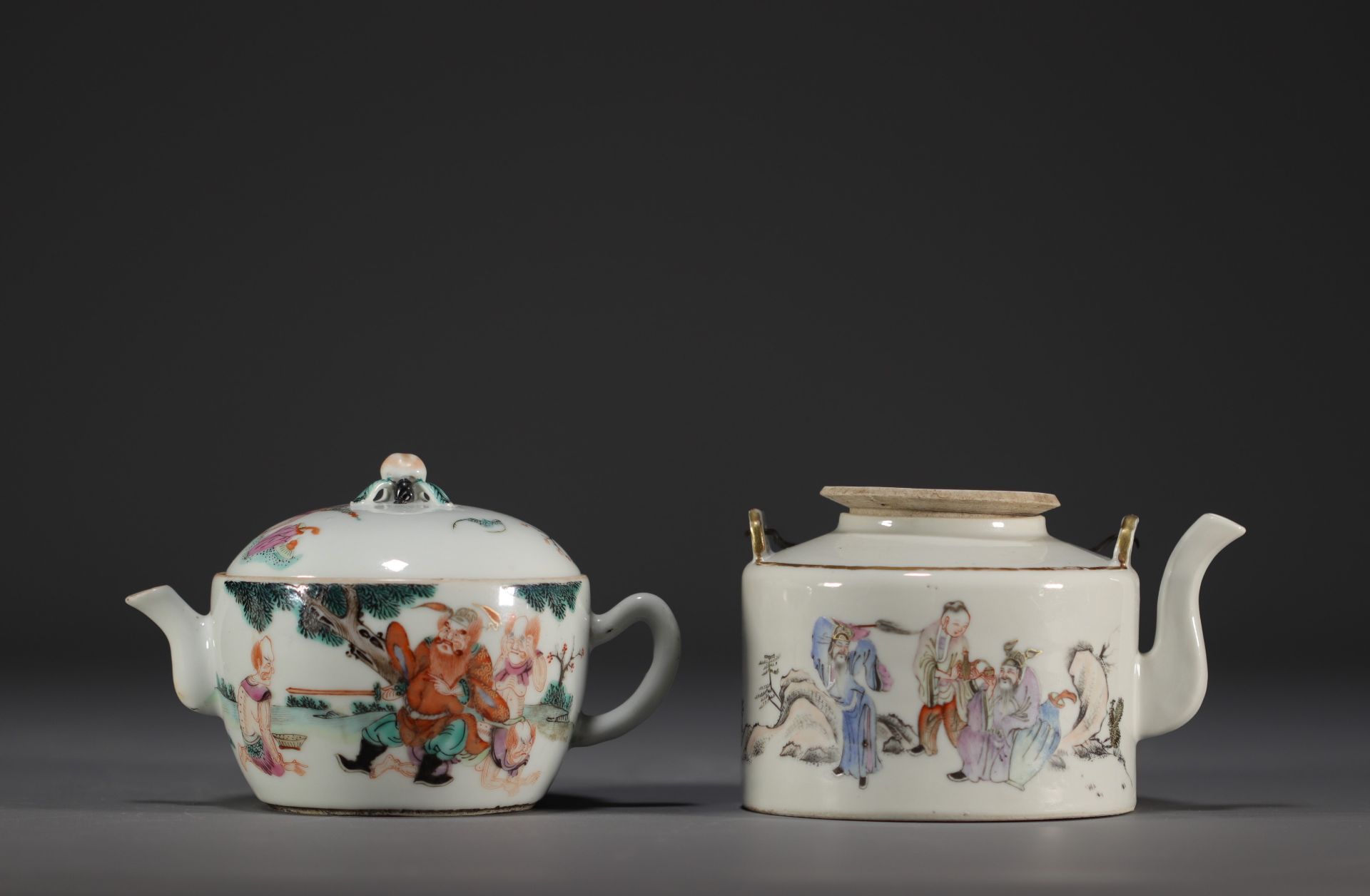 China - Set of two porcelain teapots decorated with warriors and dignitaries.