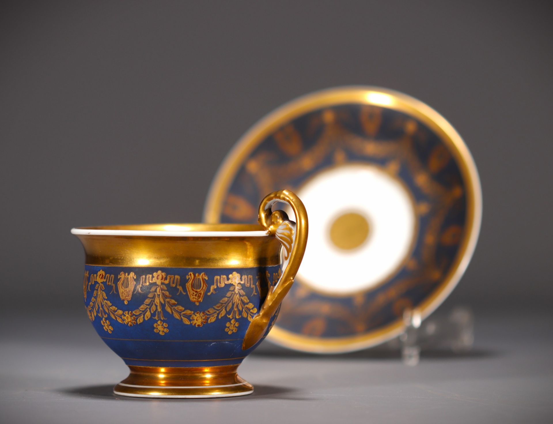 Blue and gold porcelain chocolate cup and saucer, Empire, 19th century. - Bild 2 aus 4