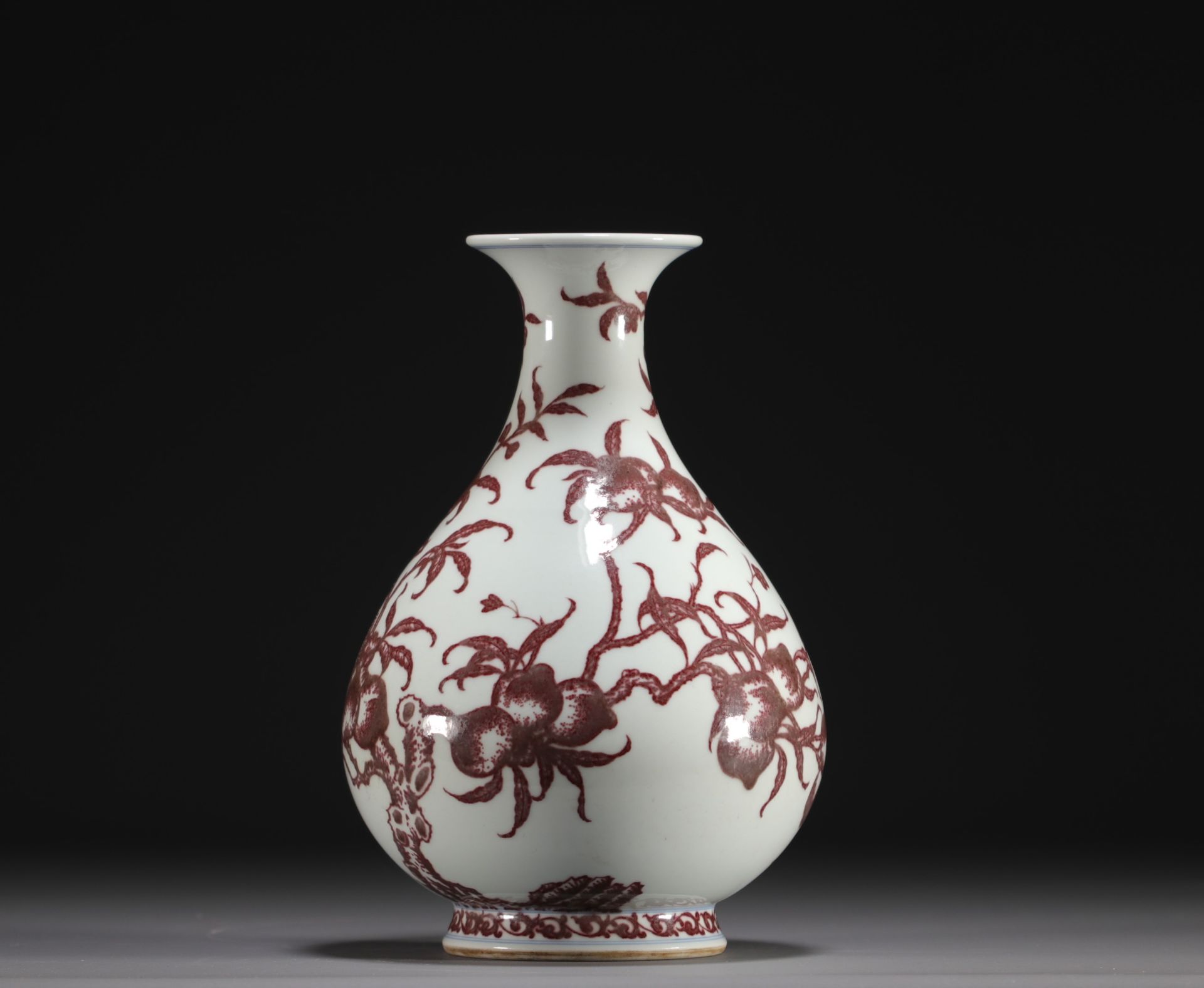 China - Porcelain vase decorated with iron-red peaches, Qing period. - Bild 2 aus 5