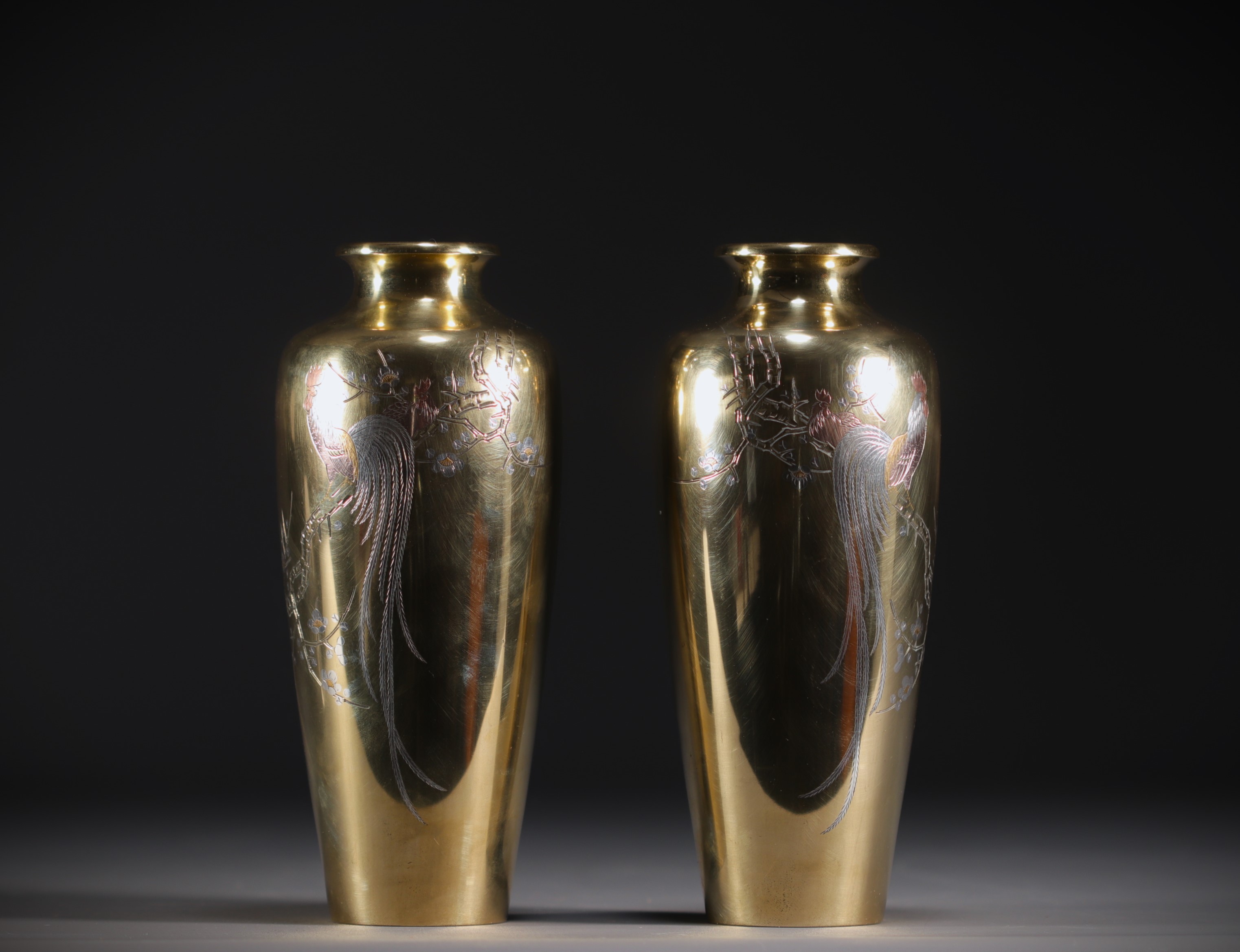 Japan - Pair of gilded bronze vases decorated with roosters, Meiji period. - Image 2 of 4