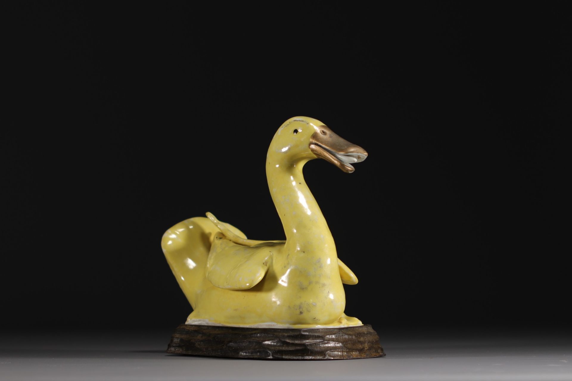 China - Yellow porcelain duck on wooden base, Qing period. - Bild 2 aus 4