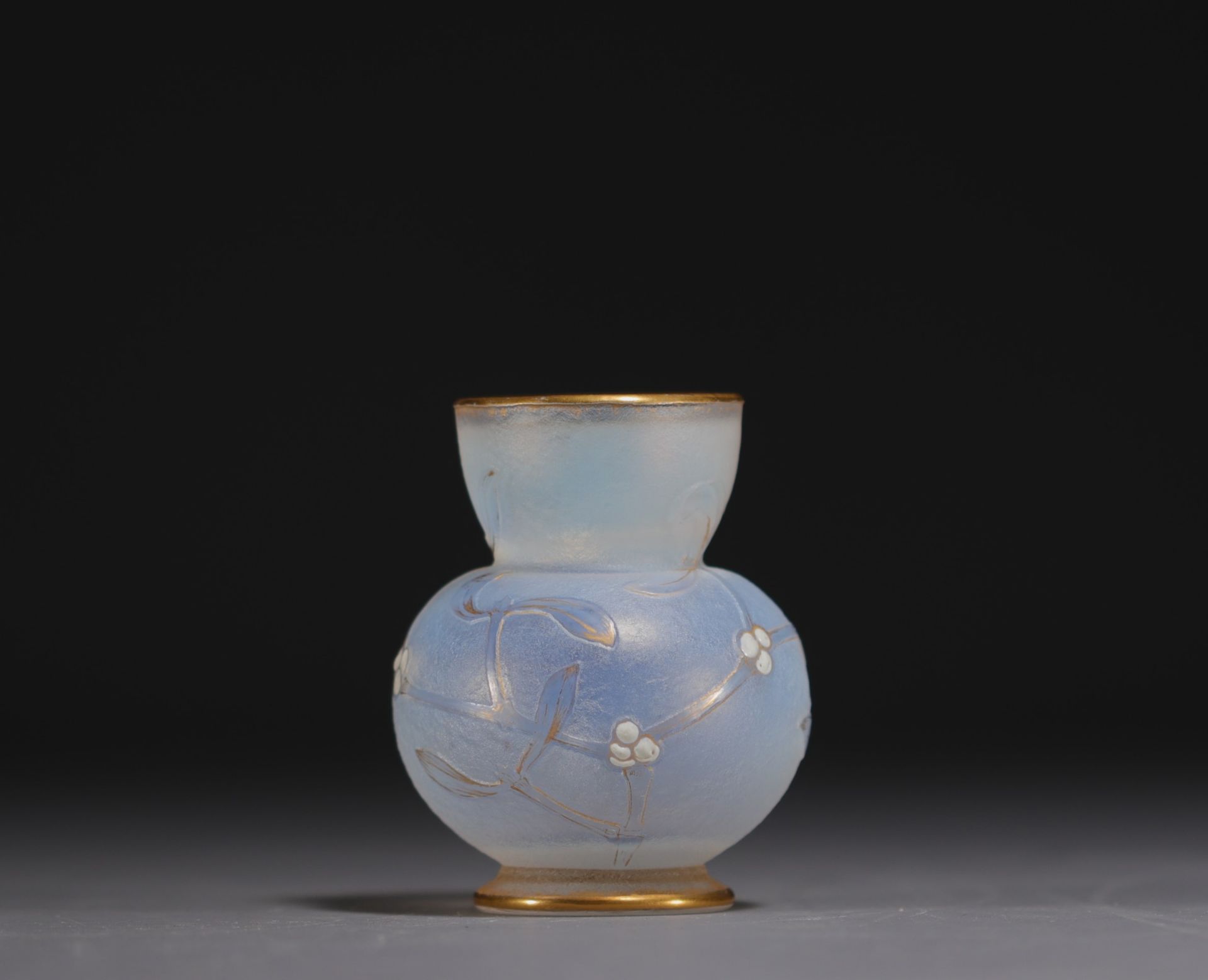 DAUM Nancy - Small acid-etched and enamelled glass vase with mistletoe design, signed under the piec - Bild 2 aus 5