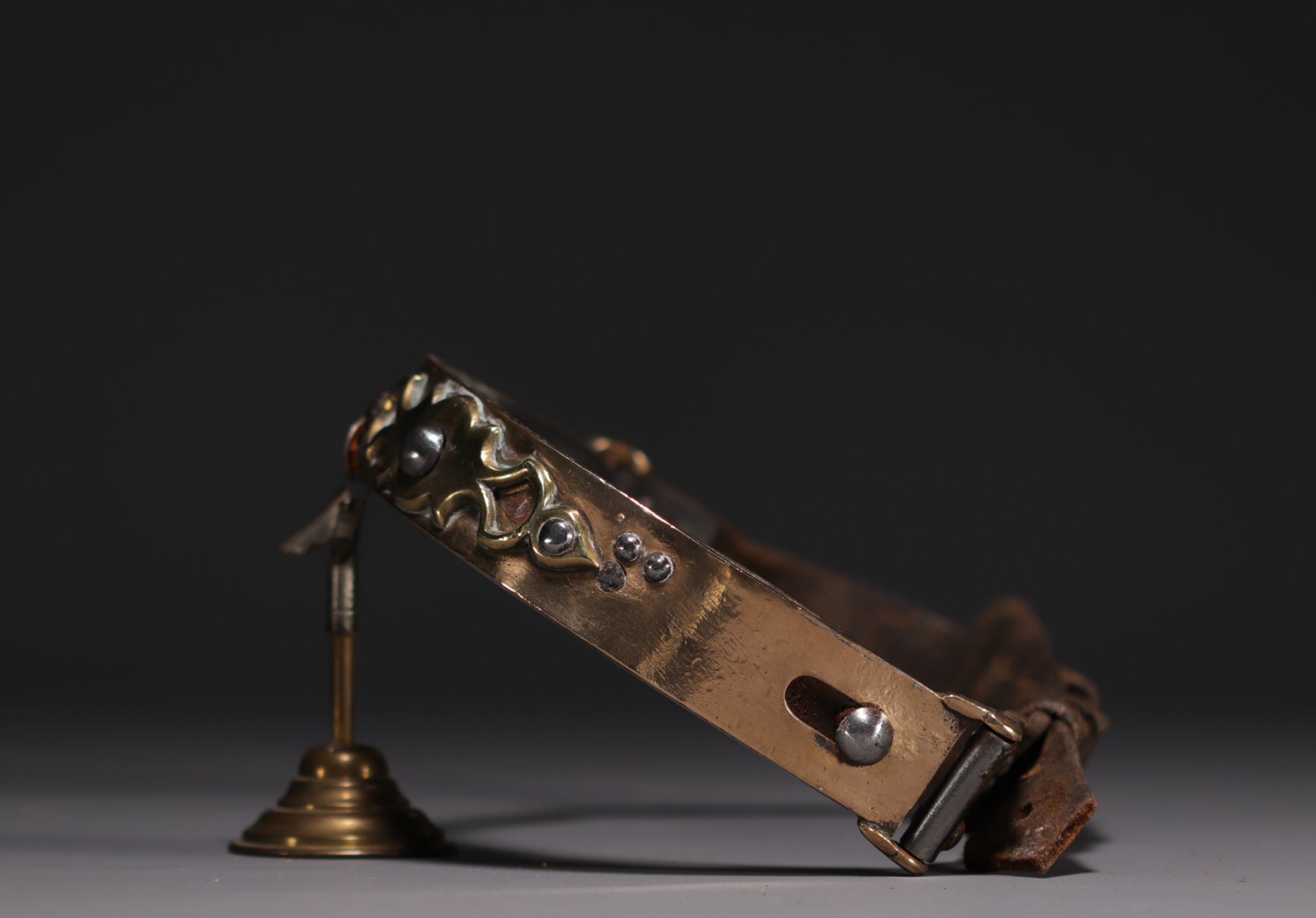 Rare leather dog collar with bronze choke system and steel nails, 19th century. - Bild 3 aus 4