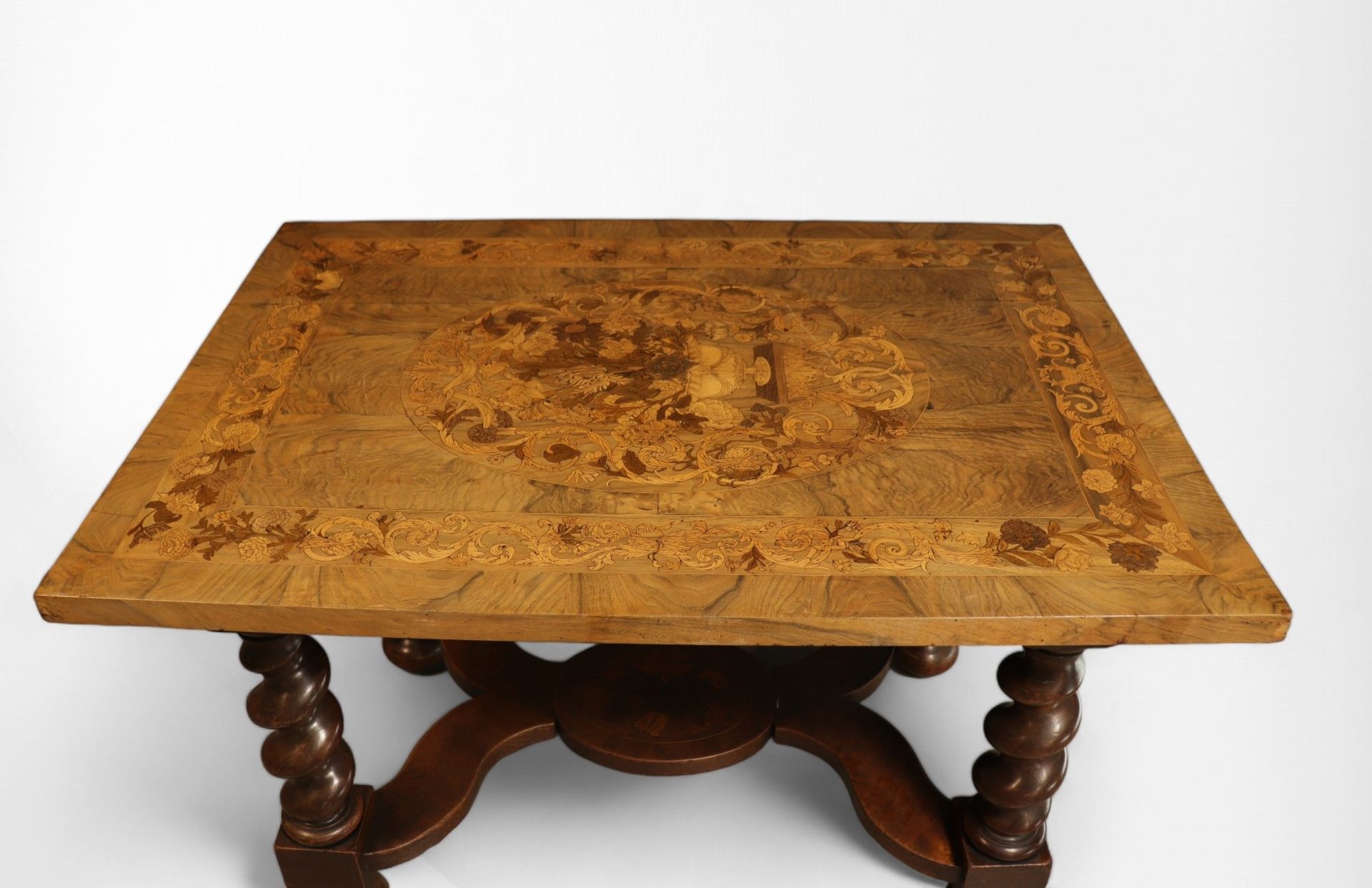 Louis XIII style centre table in veneered marquetry. - Bild 2 aus 3
