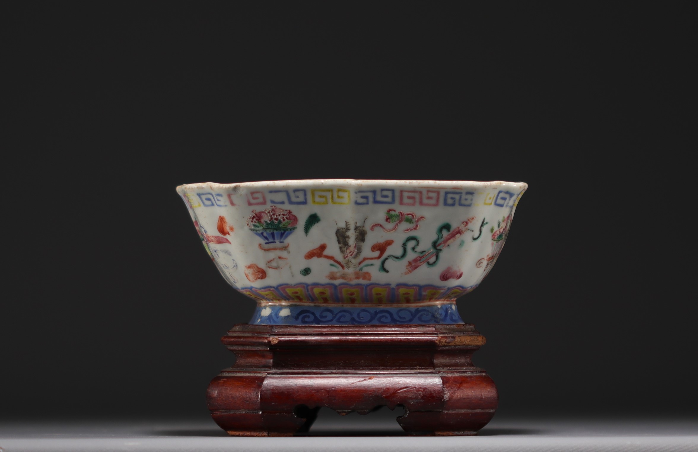 China - Famille rose polychrome porcelain quadrangular bowl, wooden base. - Image 3 of 6