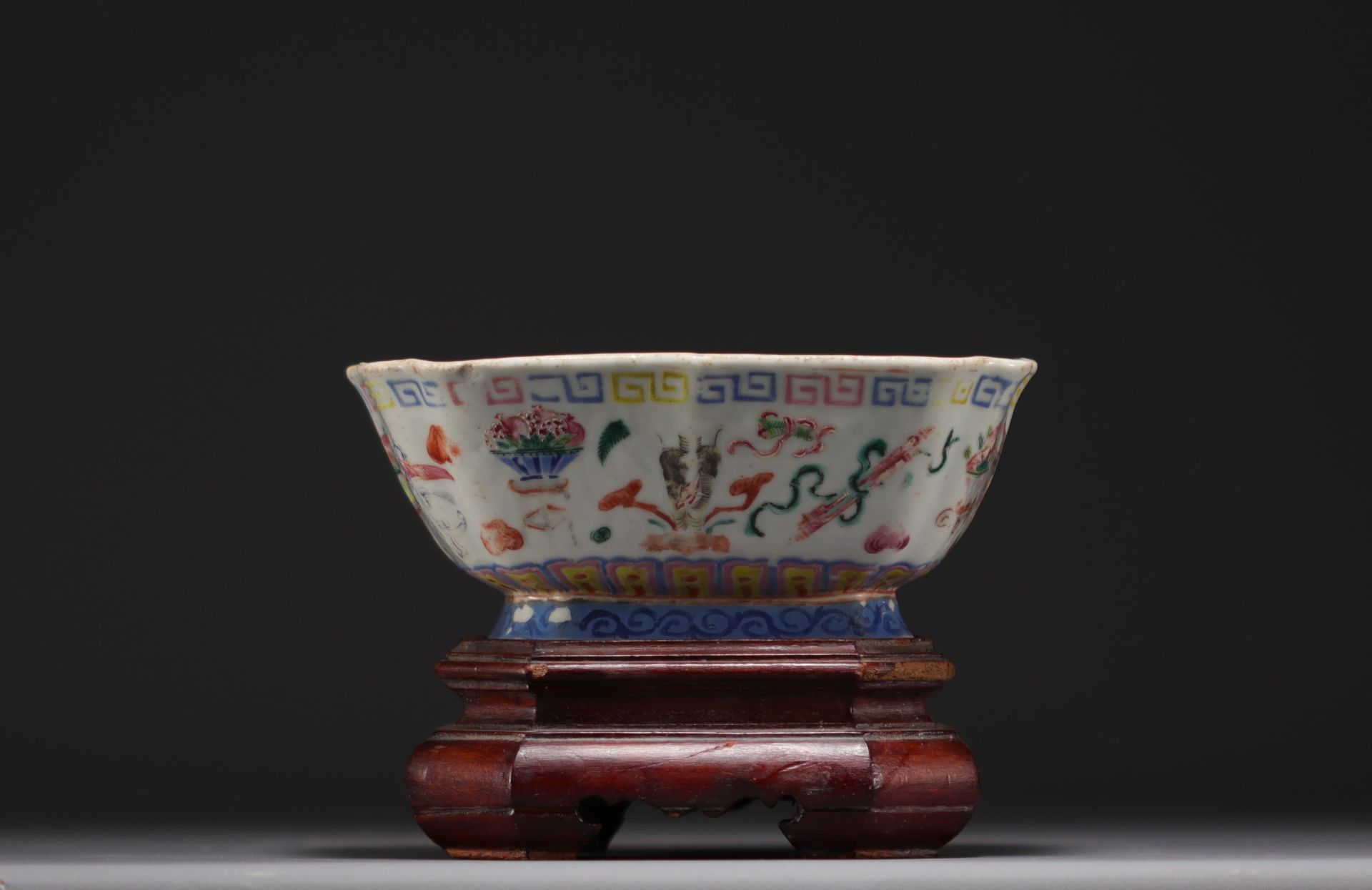 China - Famille rose polychrome porcelain quadrangular bowl, wooden base. - Bild 3 aus 6