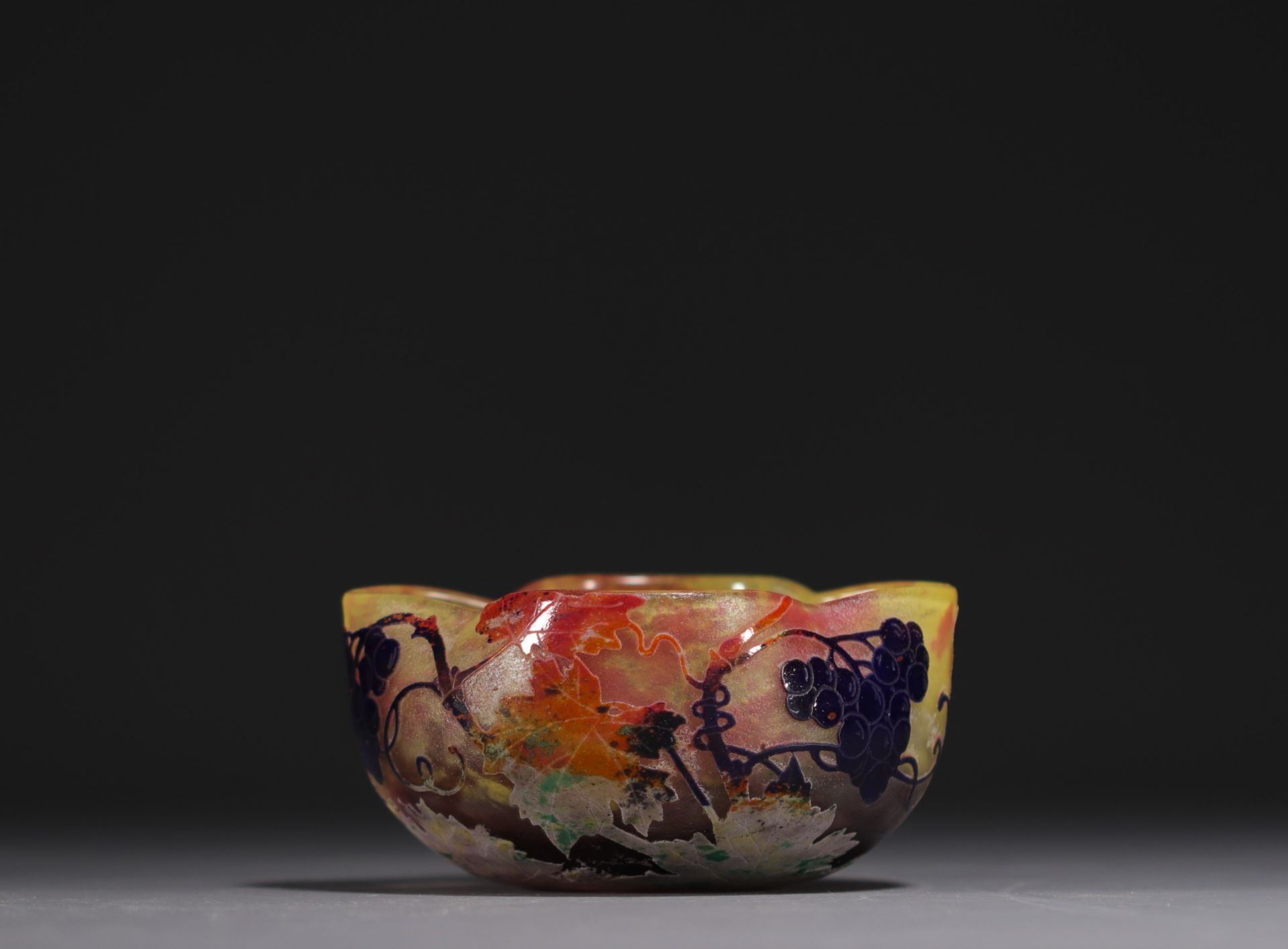 DAUM Nancy - Four-lobed bowl in acid-etched multi-layered glass decorated with bunches of grapes, si
