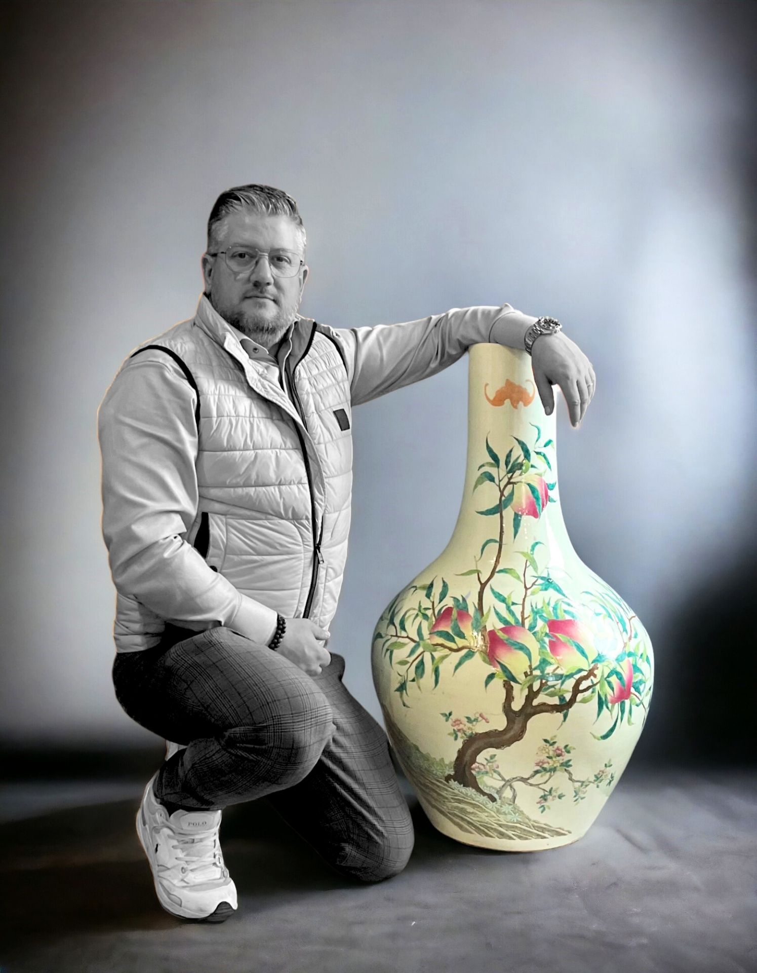 China - Imposing famille rose porcelain vase with nine peaches design, Qing dynasty. (100cm high) - Bild 13 aus 13