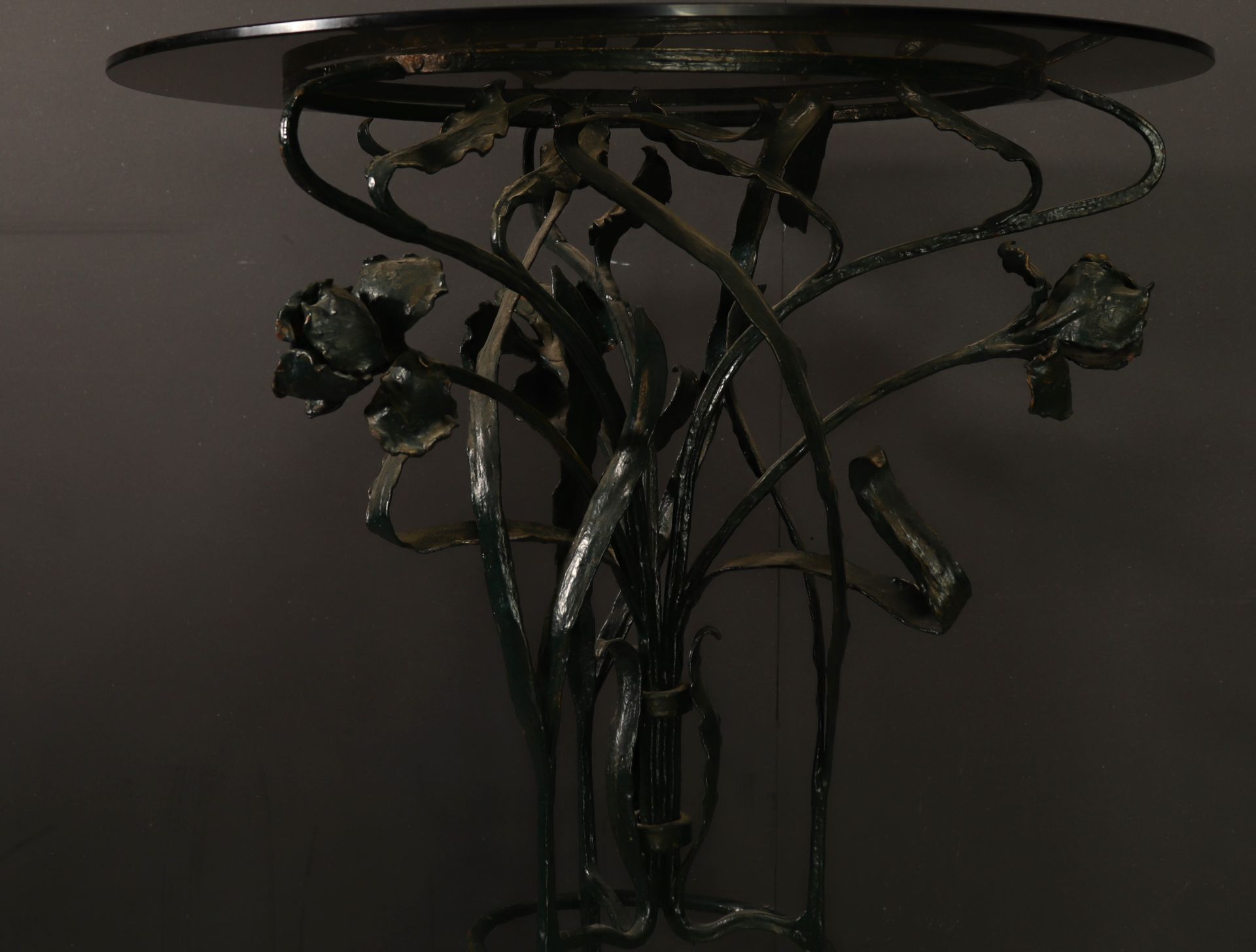 Glass table with floral wrought iron base, Art Nouveau period. - Bild 3 aus 3