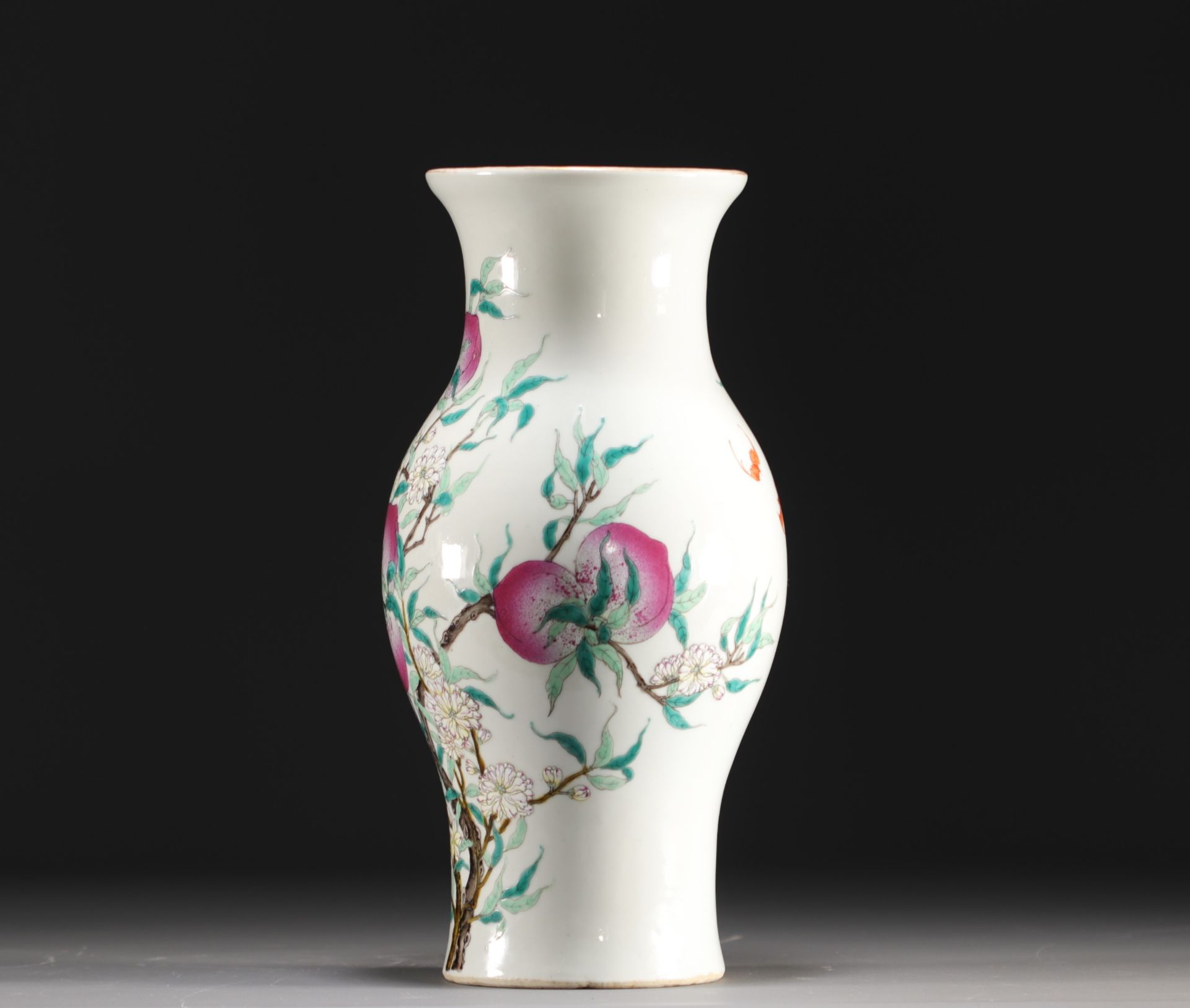 China - Porcelain vase with nine peaches design, famille rose, Qing period. - Bild 4 aus 7