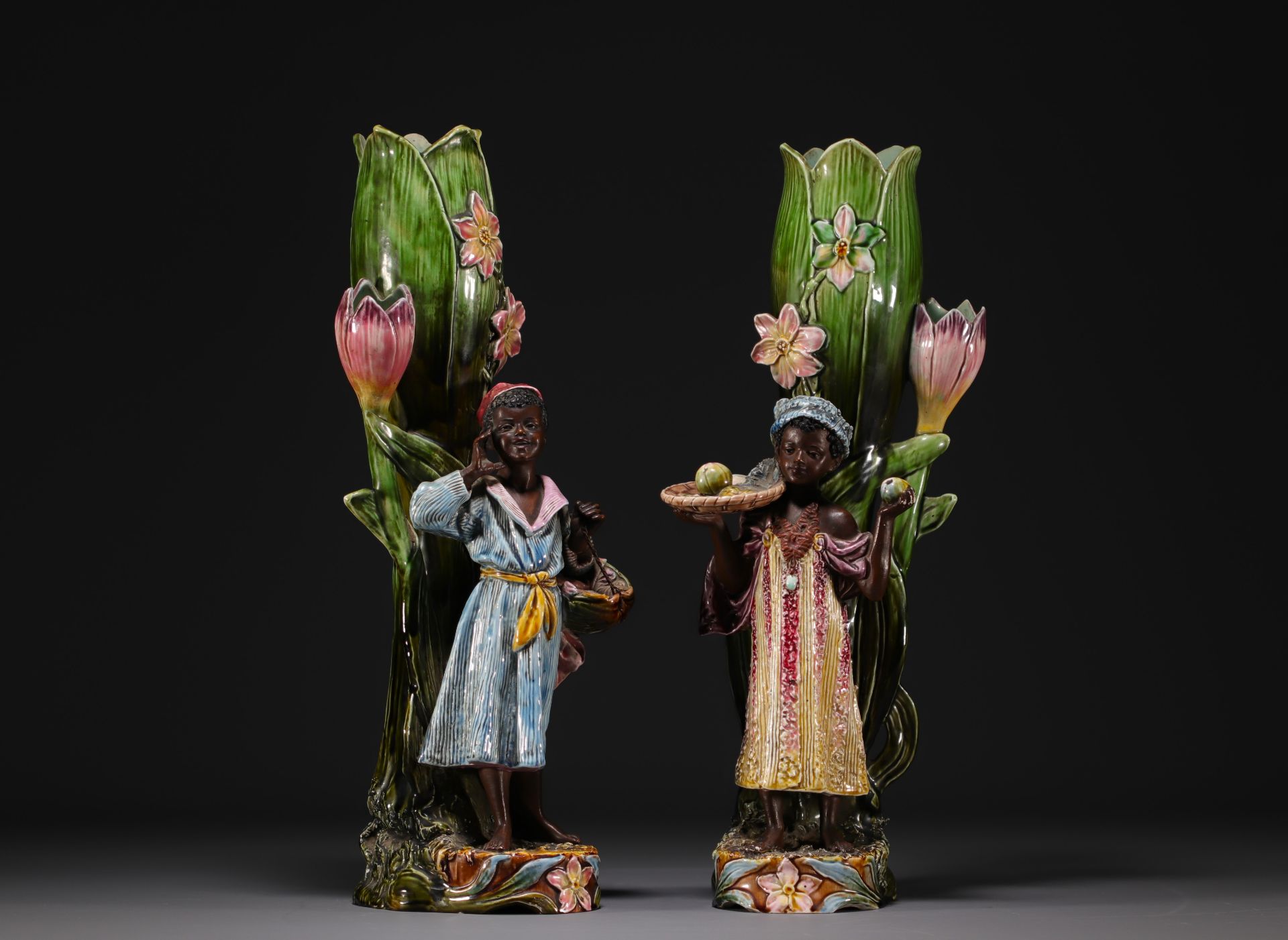 Onnaing earthenware - Pair of flower-shaped slip vases with Orientalist decoration, circa 1900.