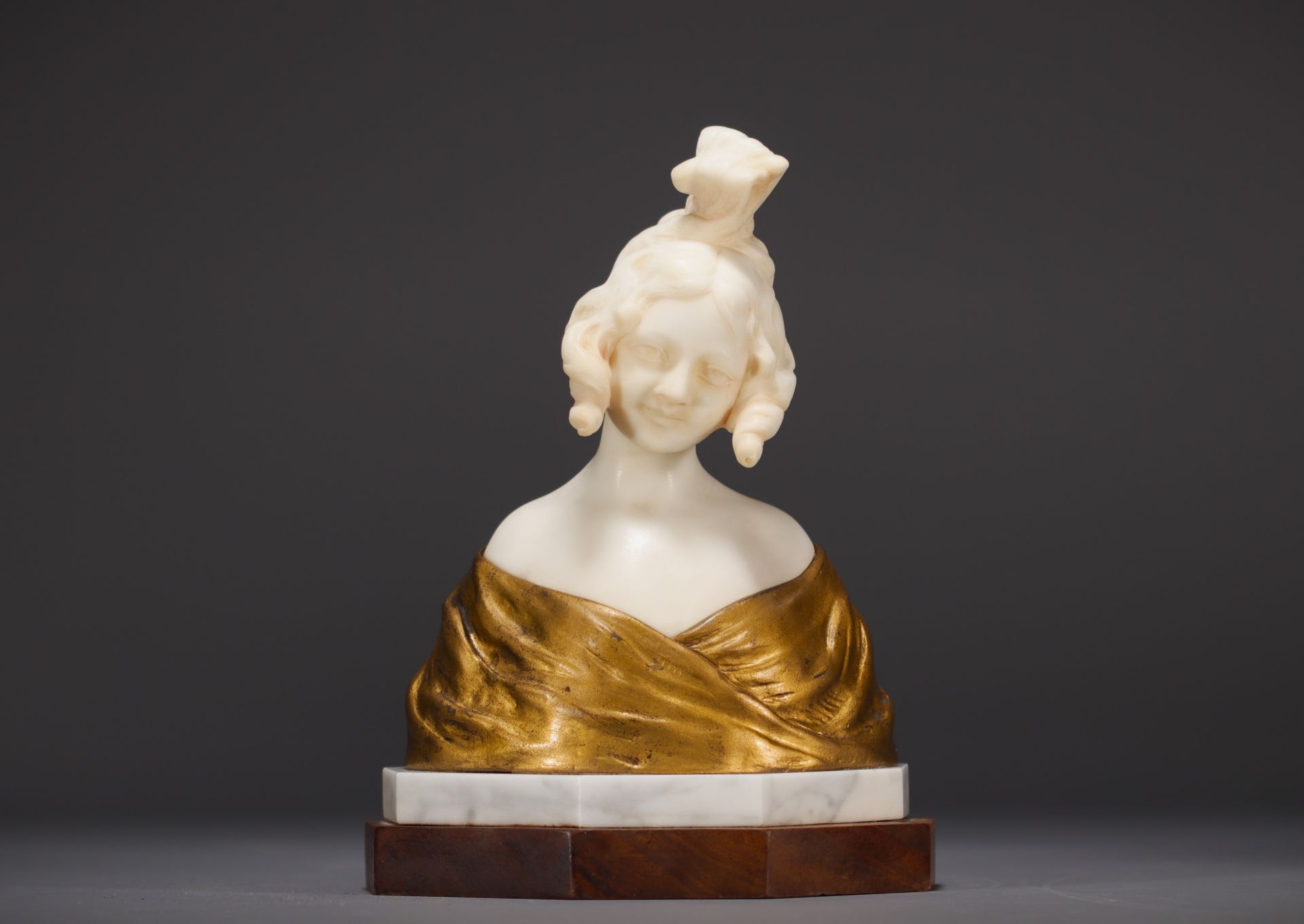 Alphonse Henri NELSON (1854-1919) Elegant bust in marble and gilt bronze.