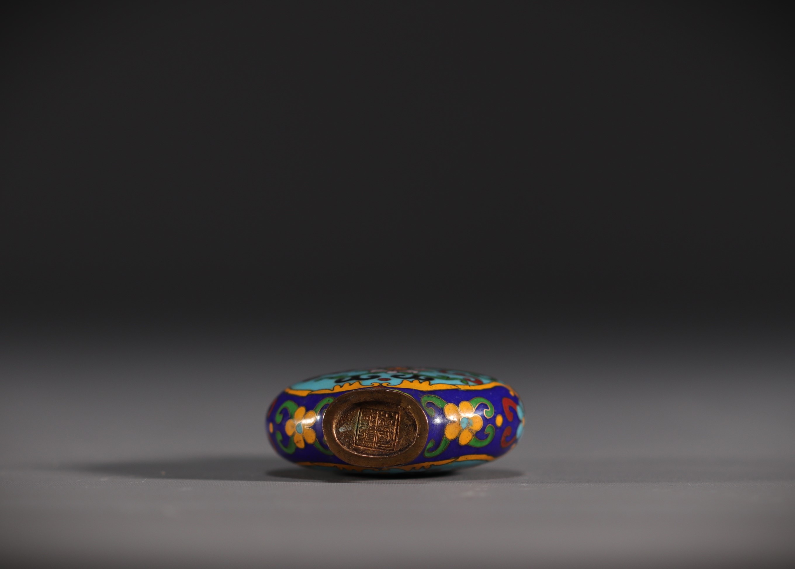 China - Cloisonne enamel snuffbox with floral decoration. - Image 3 of 3