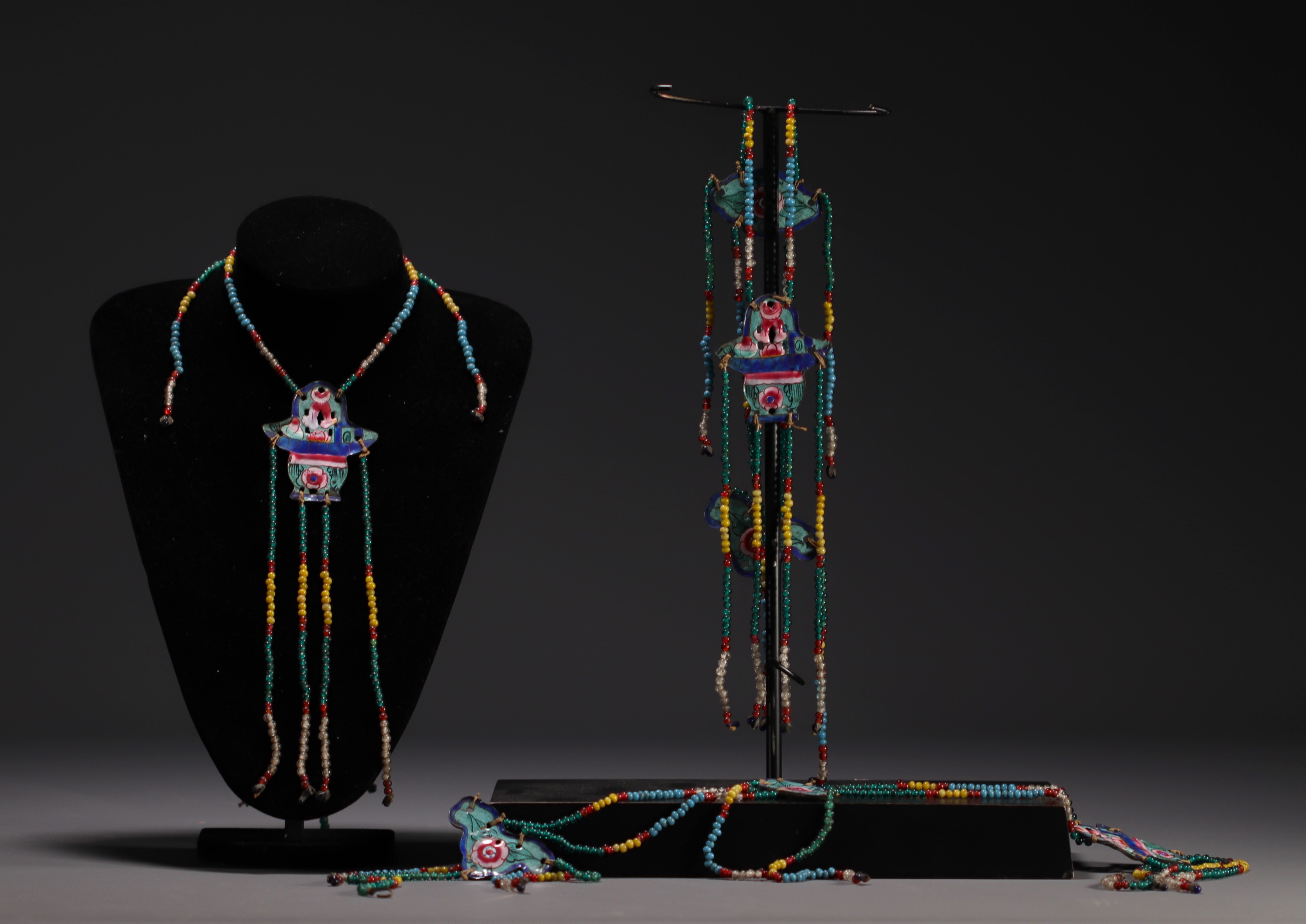 China - Set of necklaces in cloisonne enamel and pearls.