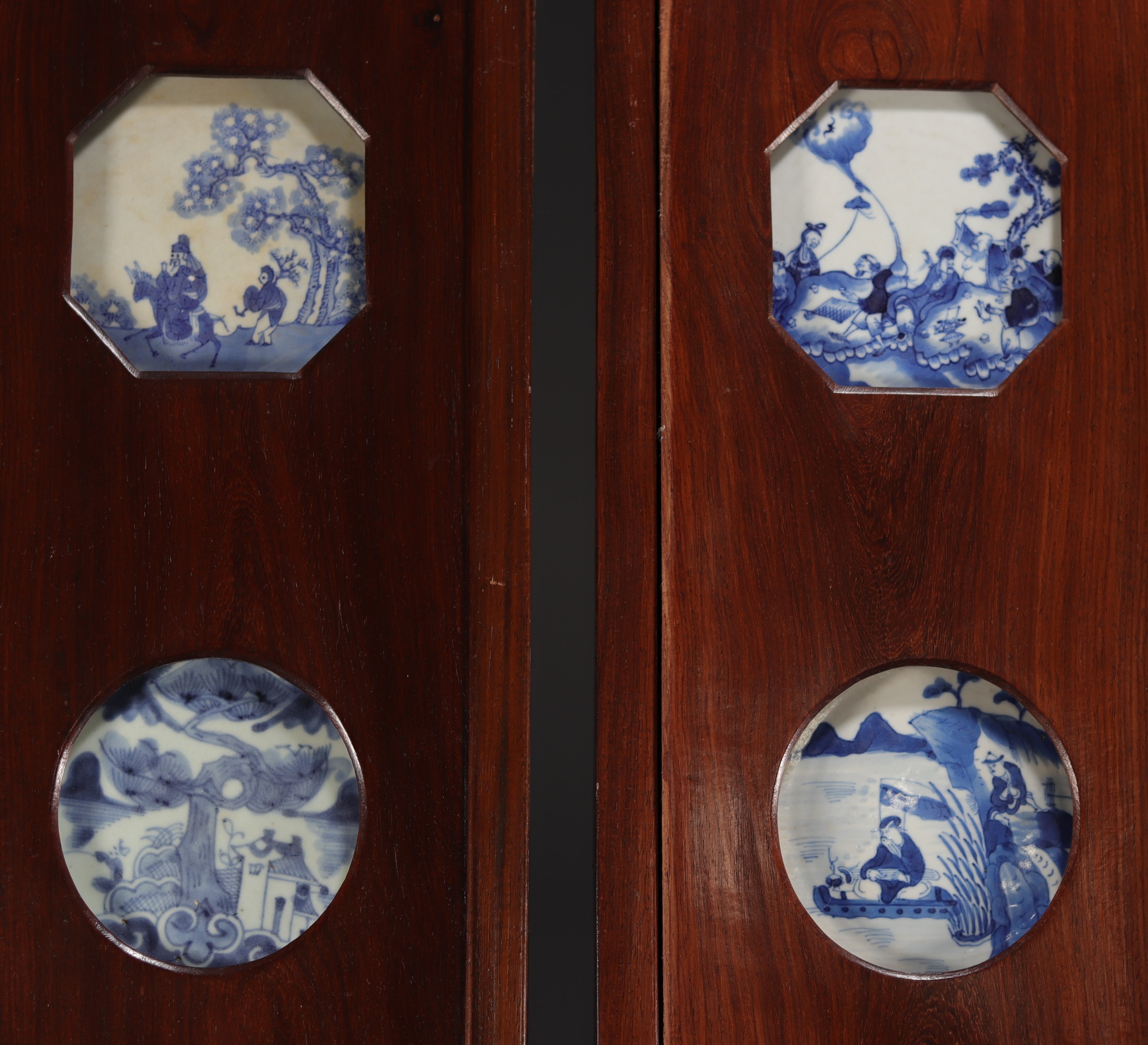 China - Suite of four panels decorated with sixteen blue-white porcelains, Ming and Kangxi period, 1 - Image 2 of 4