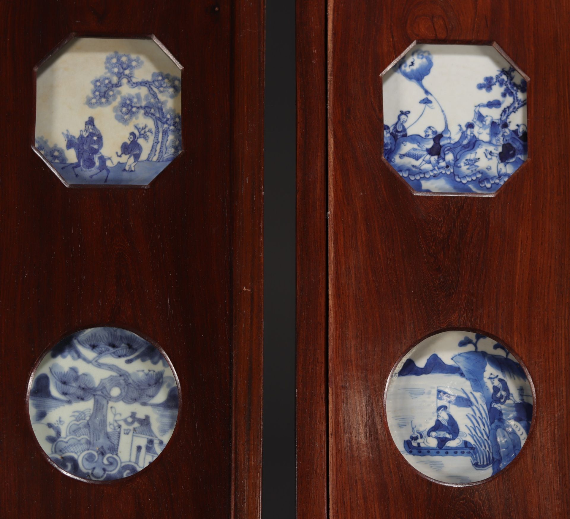 China - Suite of four panels decorated with sixteen blue-white porcelains, Ming and Kangxi period, 1 - Bild 2 aus 4