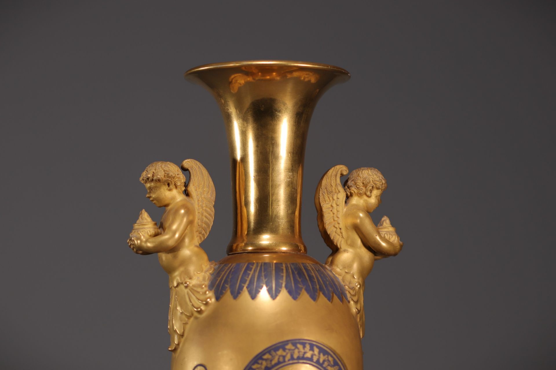 A rare royal blue and gold porcelain Empire baluster vase, first half of the 19th century. - Bild 8 aus 9