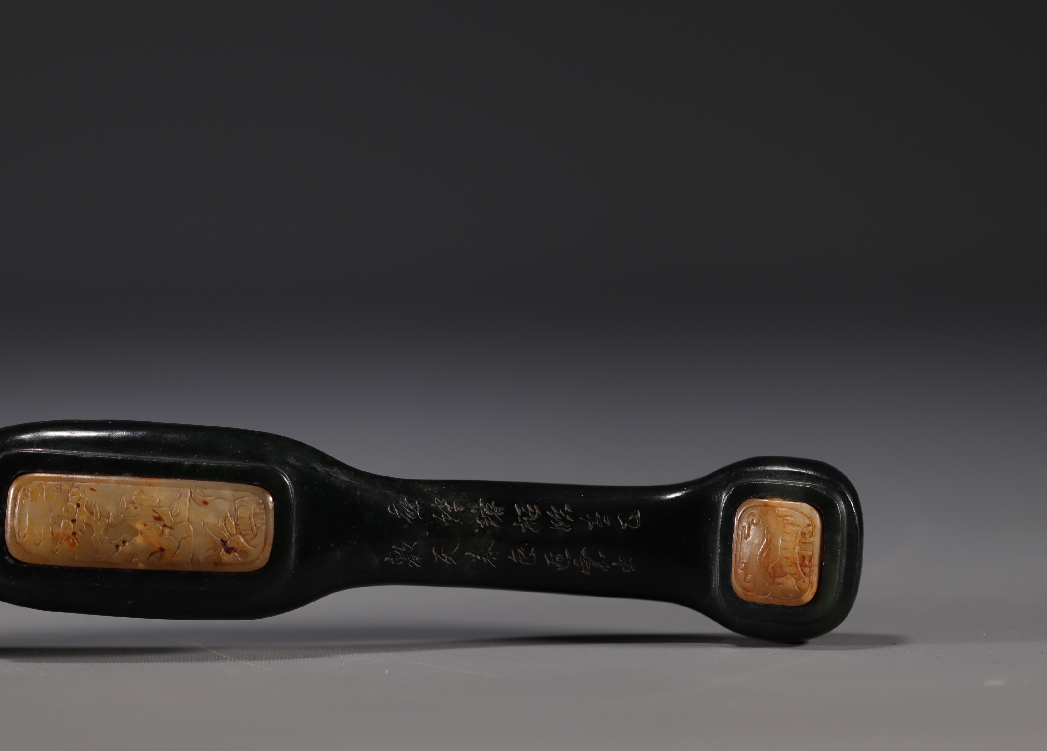 China - Dark green hardstone and carved jade Ruyi scepter with dignitary design, signed on the back. - Image 9 of 15