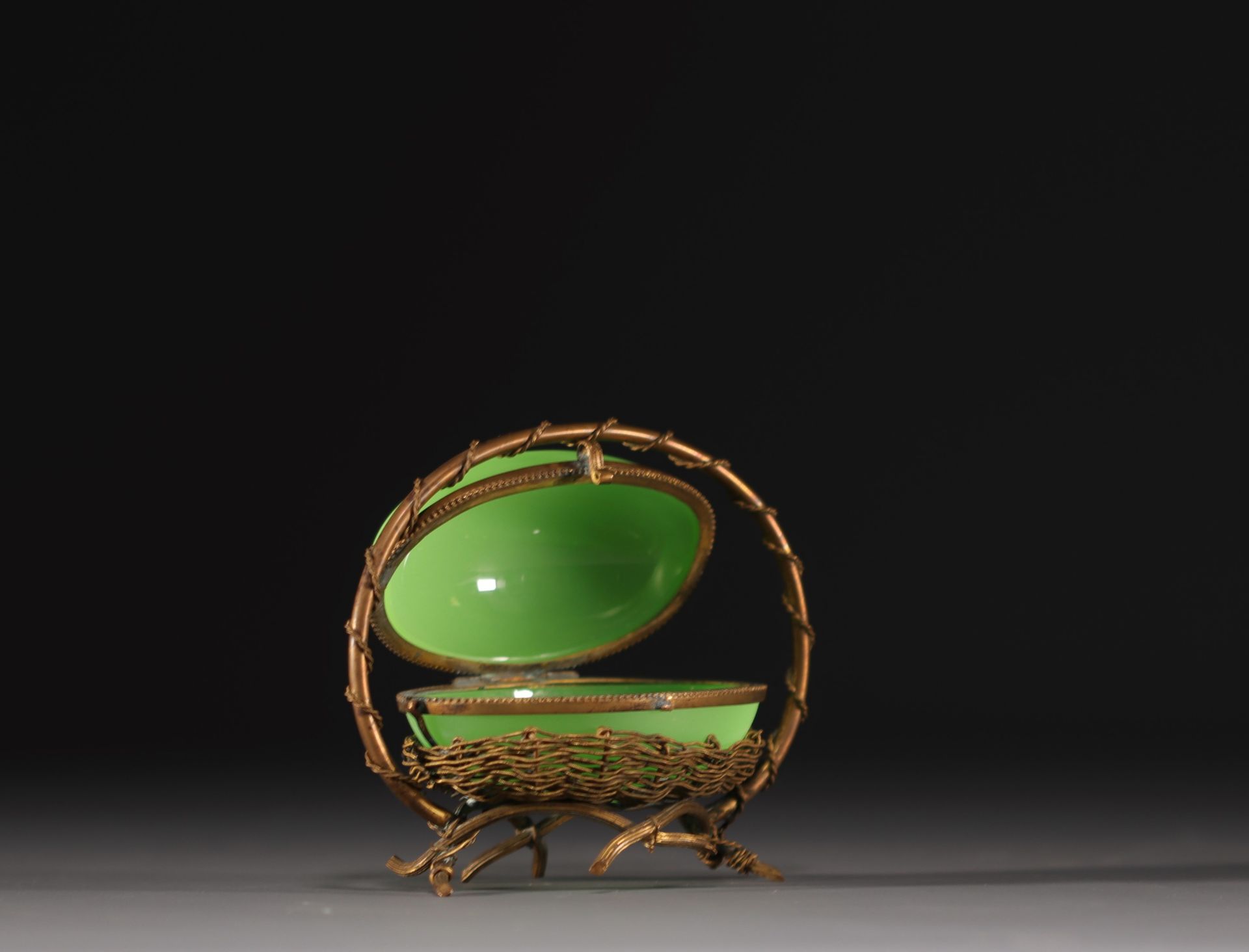 A Napoleon III period egg-shaped jewellery box in green opaline with brass mount. - Bild 2 aus 4