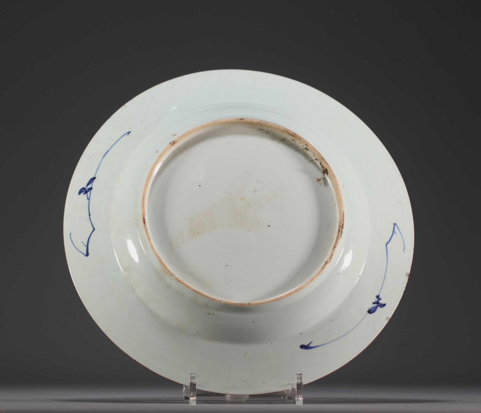 China - White-blue porcelain plate with floral decoration, Qianlong. - Image 2 of 2