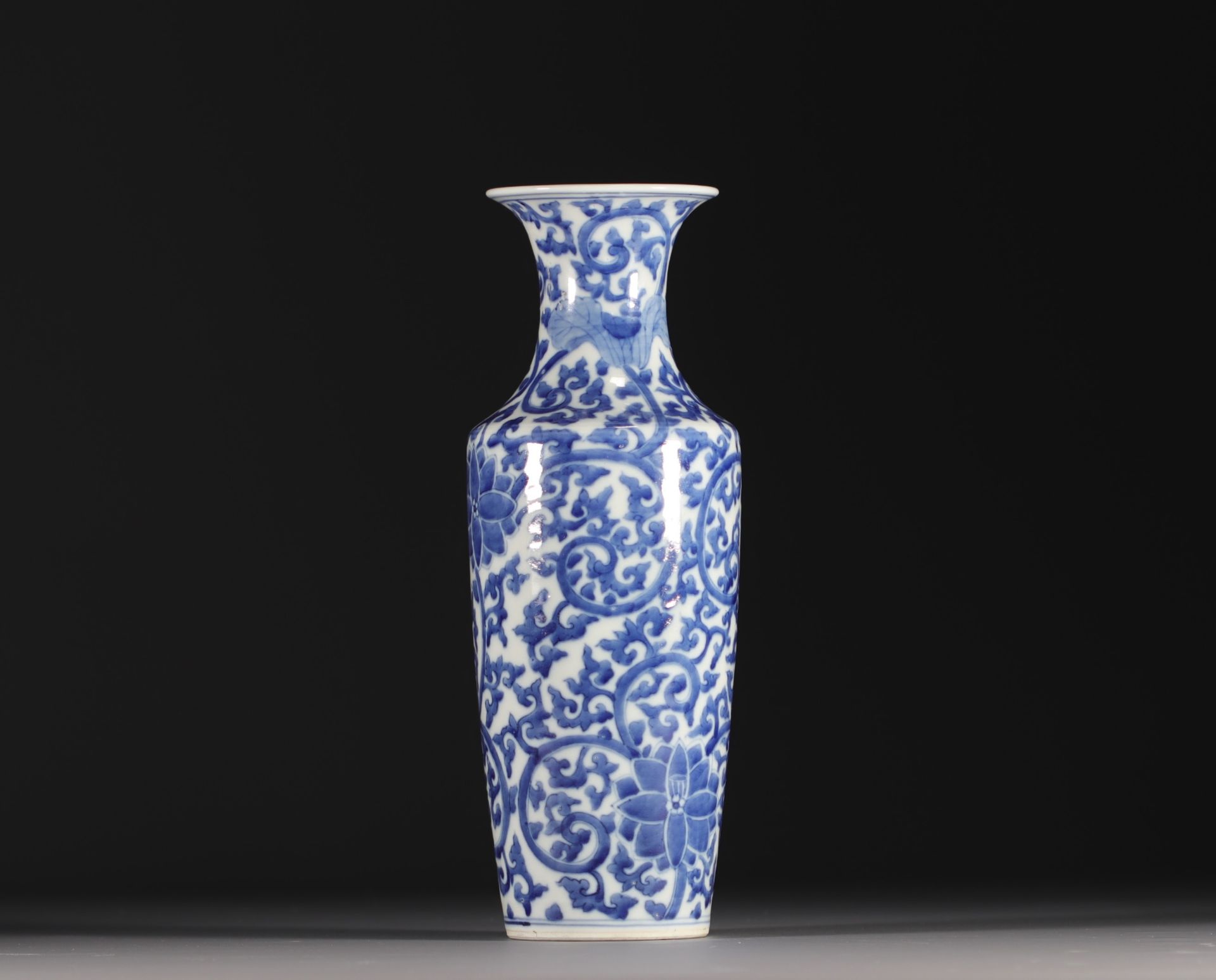 China - A white-blue porcelain baluster vase decorated with lotus flowers, double circle mark, Qing  - Bild 2 aus 5