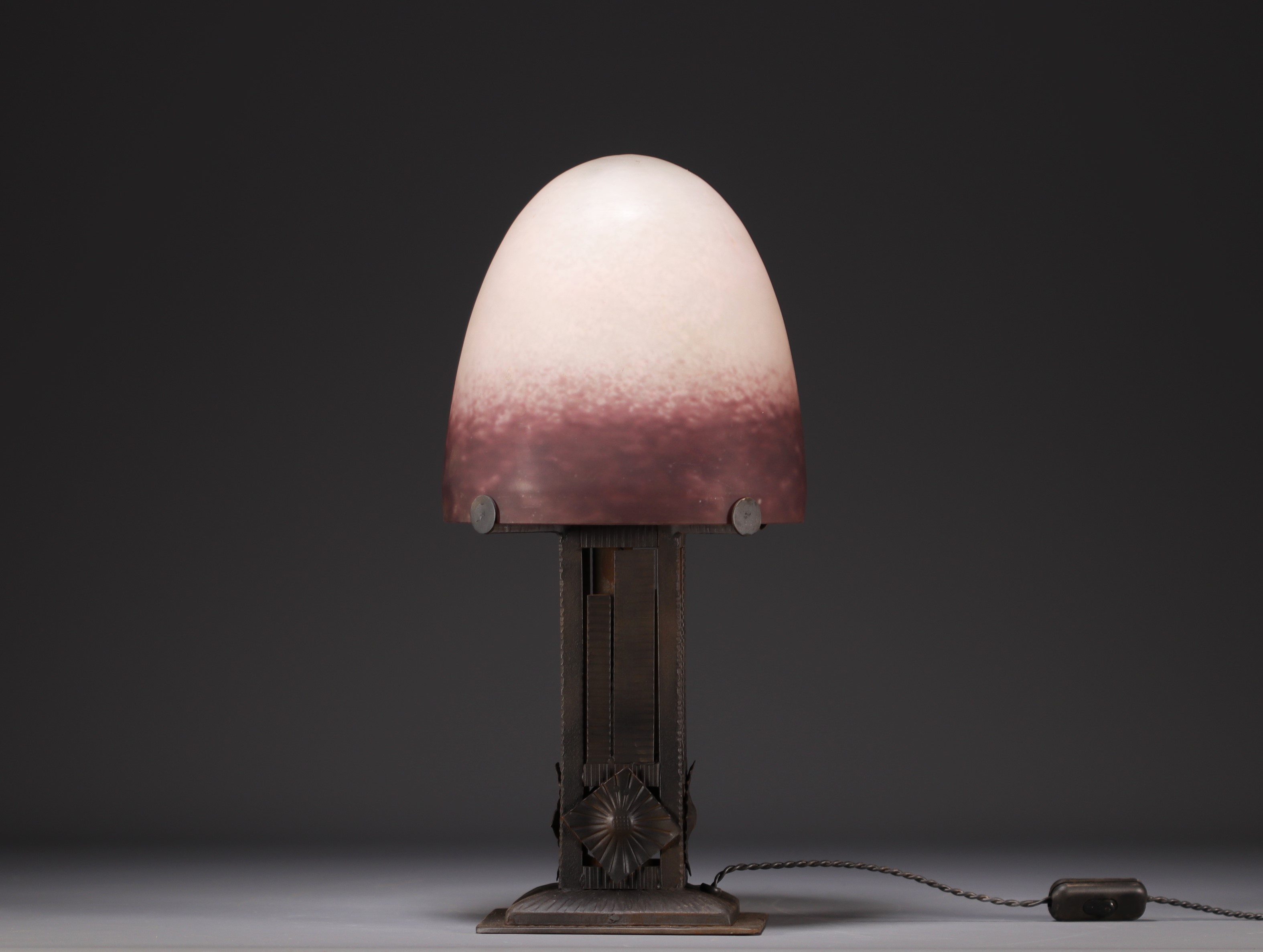 DEGUE Verrerie d'art - Mushroom lamp in shaded glass, wrought iron base, signed. - Image 3 of 5