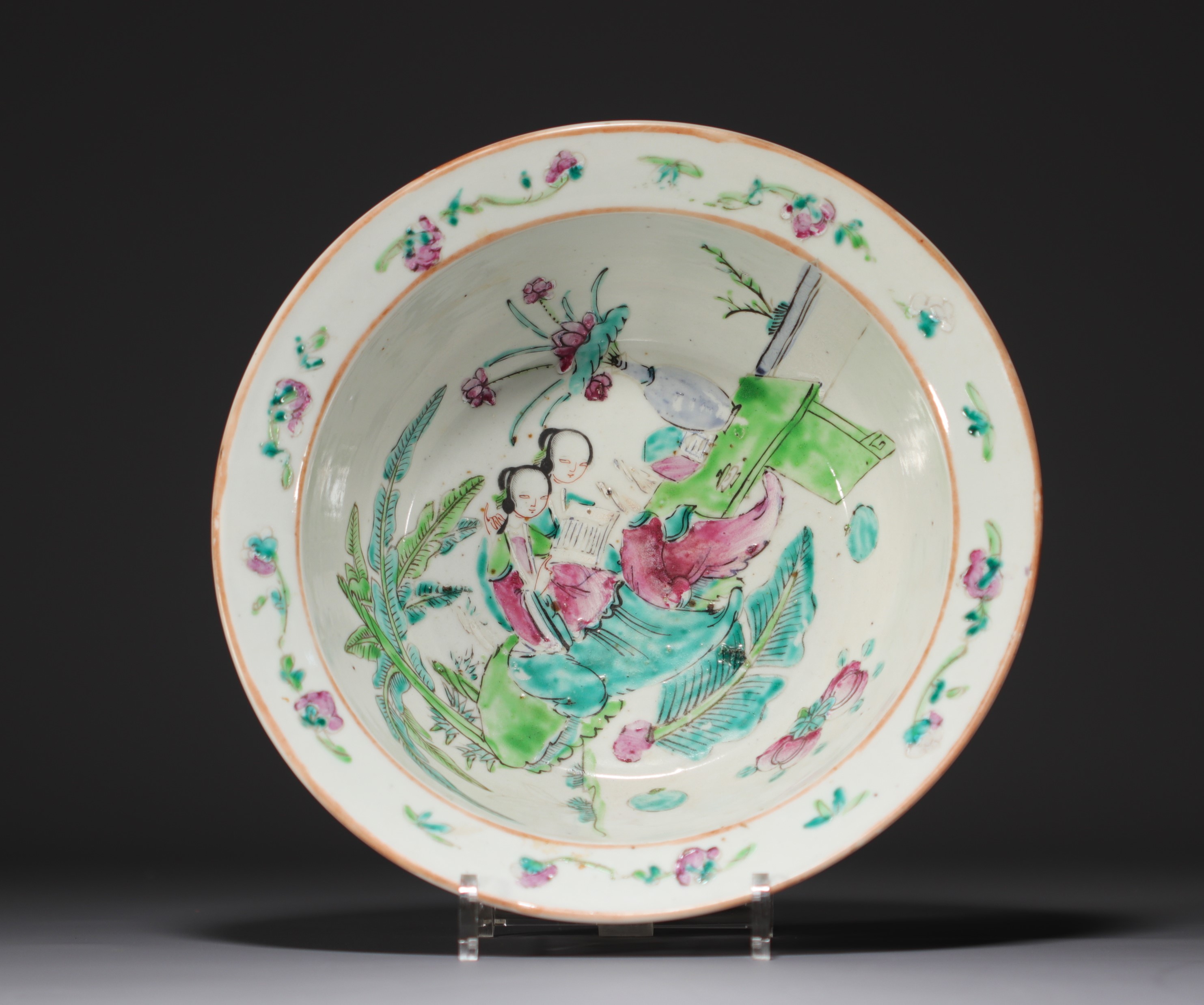 China - Pair of Famille Rose porcelain dishes decorated with figures, flowers and bats. - Image 3 of 5