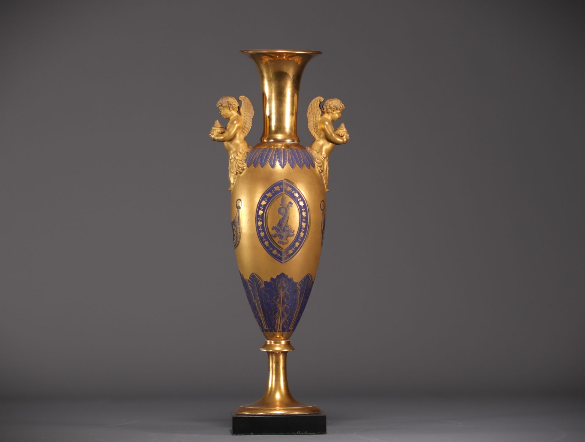 A rare royal blue and gold porcelain Empire baluster vase, first half of the 19th century. - Bild 7 aus 9