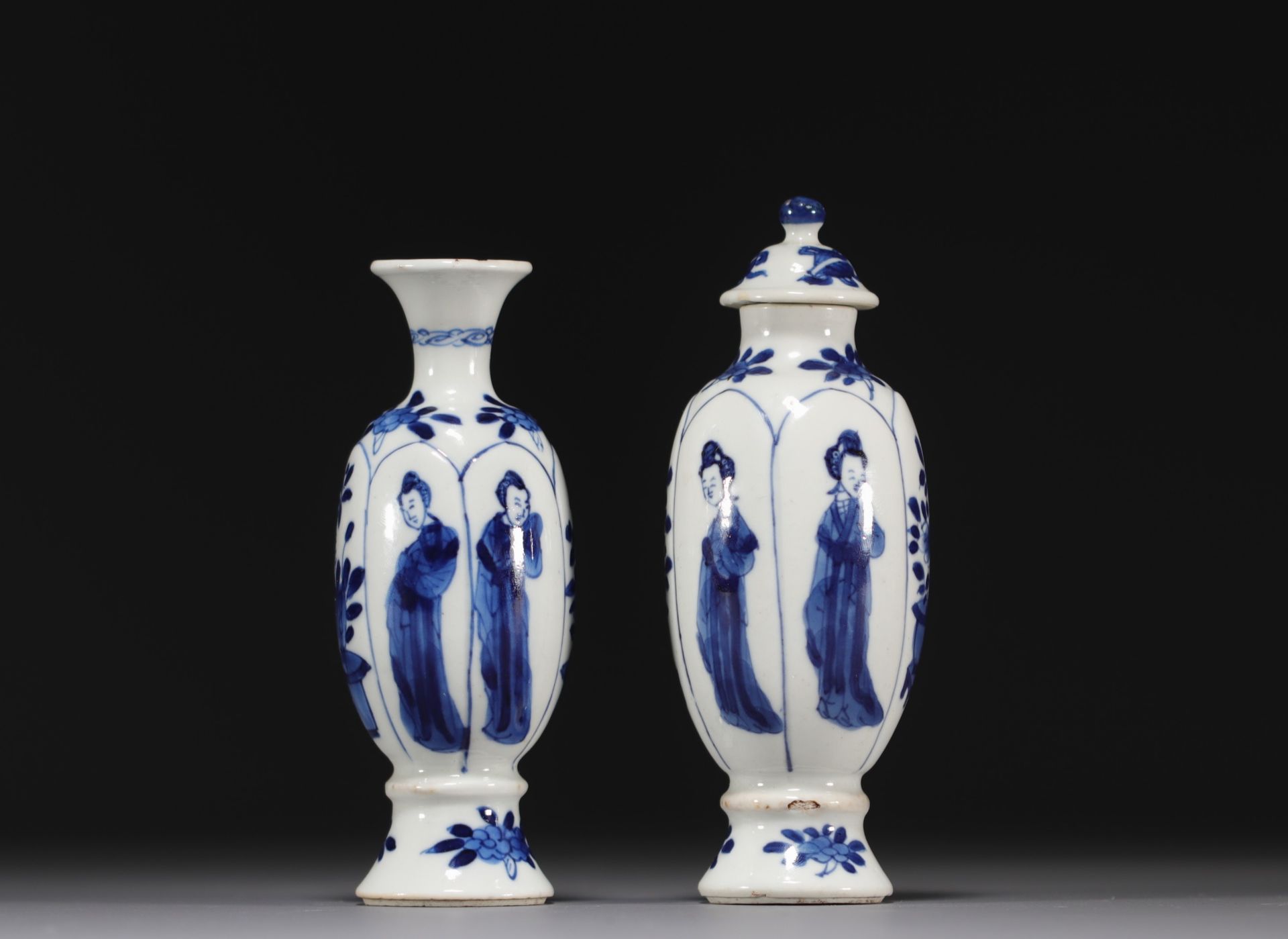 China - Pair of small vases in blue-white porcelain decorated with women, Kangxi period. - Image 3 of 4