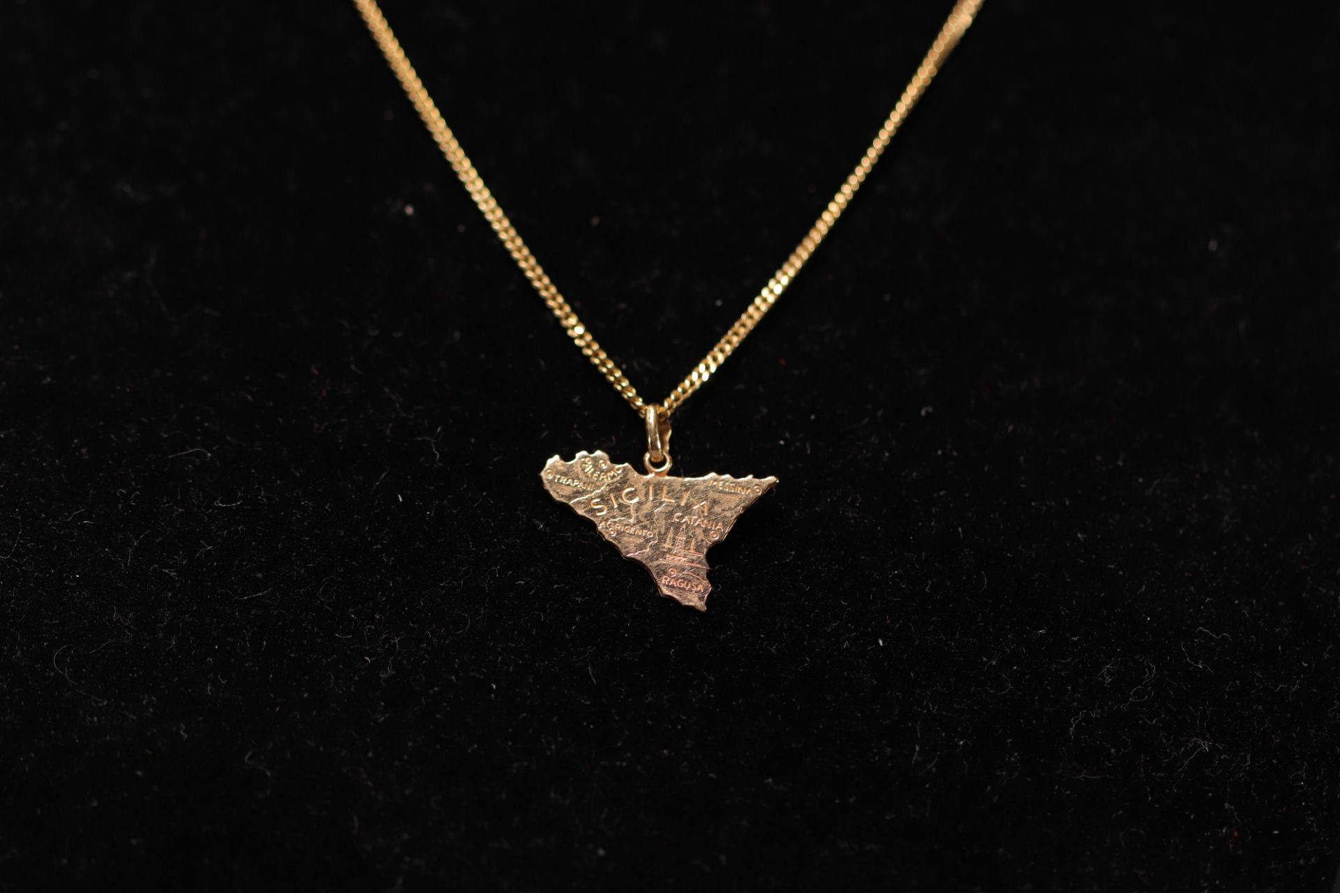 18K yellow gold pendant representing the map of Sicily, total weight 8g. - Image 3 of 3