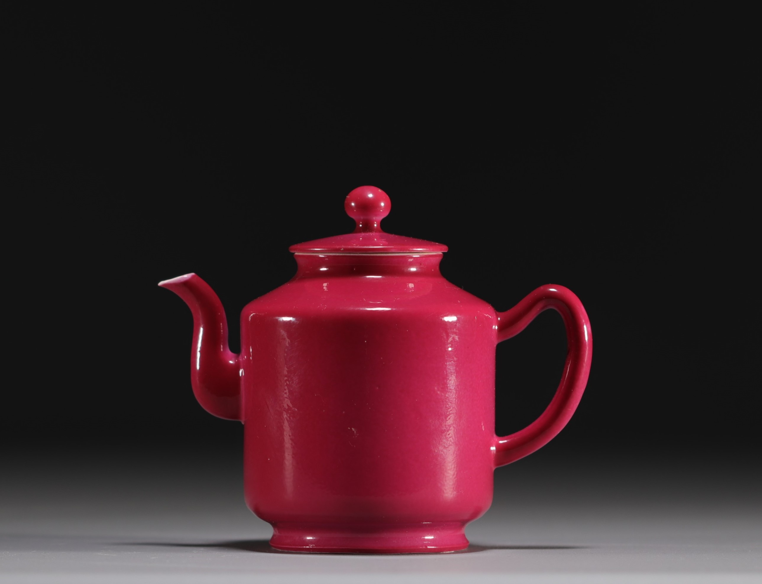 China - Monochrome ruby porcelain teapot, 19th century. - Image 3 of 4