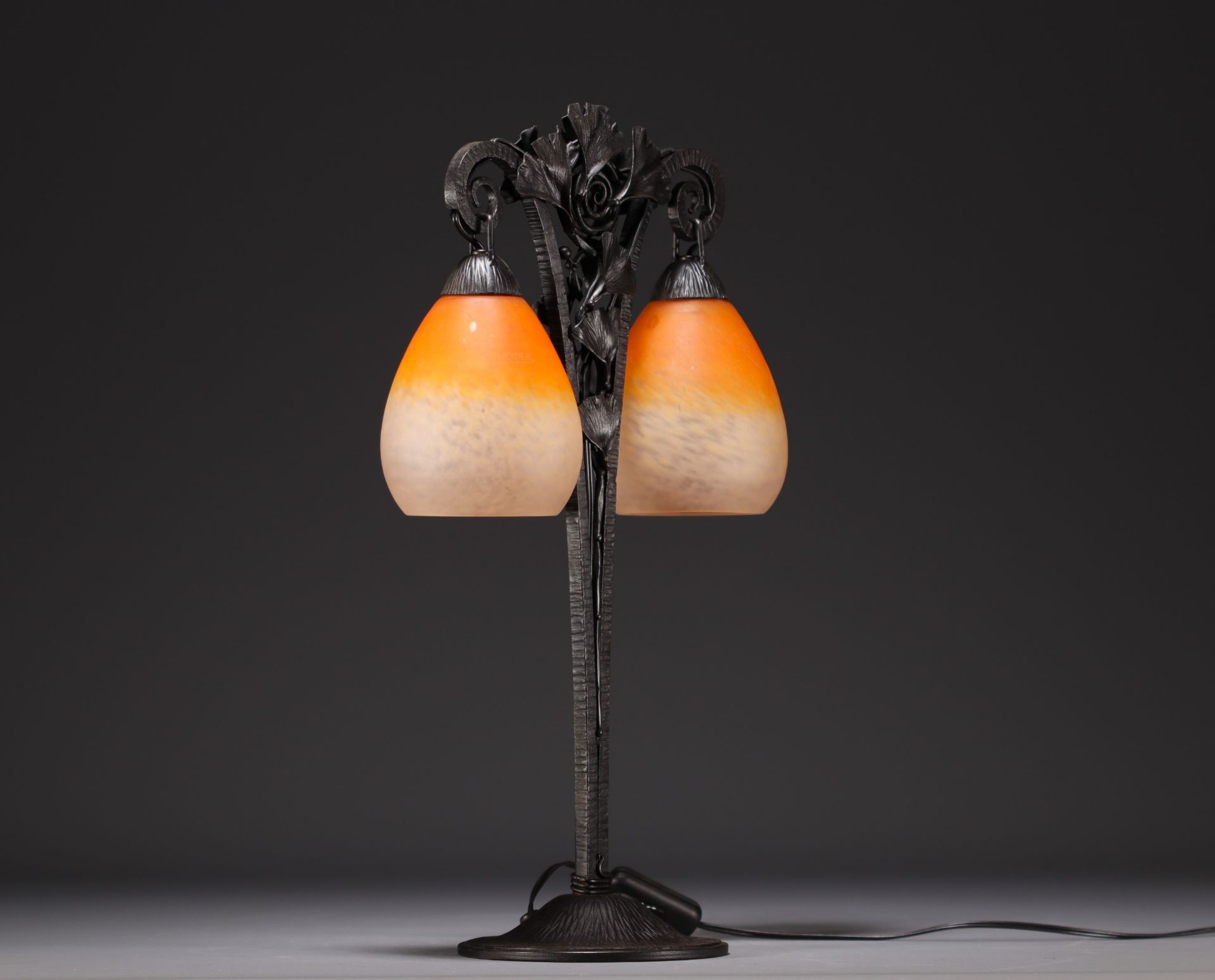 Charles SCHNEIDER (1881-1953) - Shaded glass table lamp, wrought iron base decorated with Ginkgo bil - Bild 3 aus 5