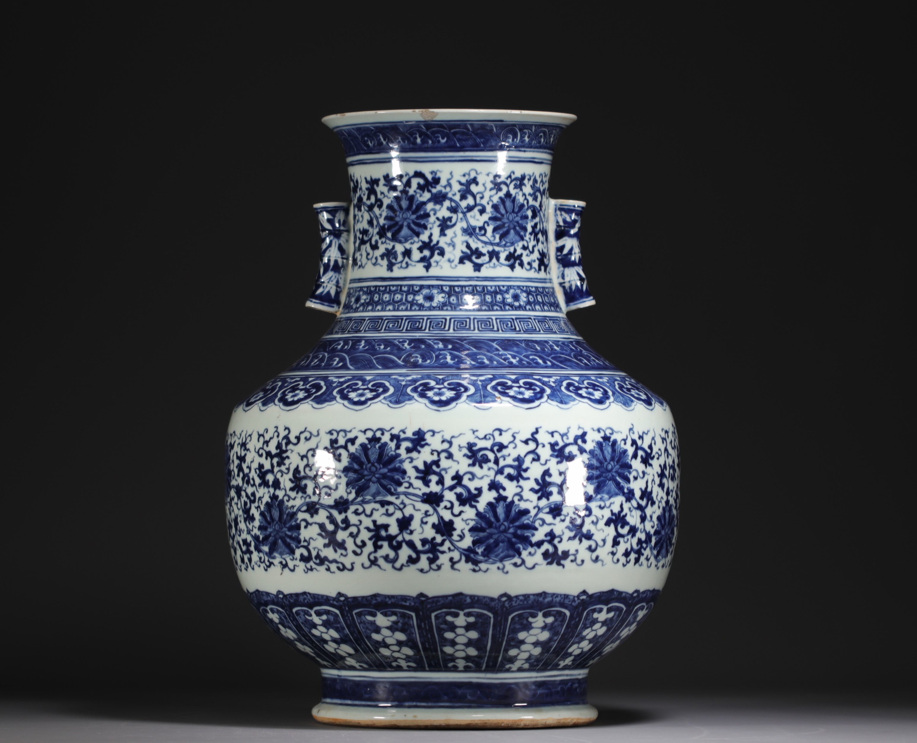 China - Large Hu-shaped vase in blue-white porcelain with floral decoration and bamboo handles, 19th - Image 6 of 9
