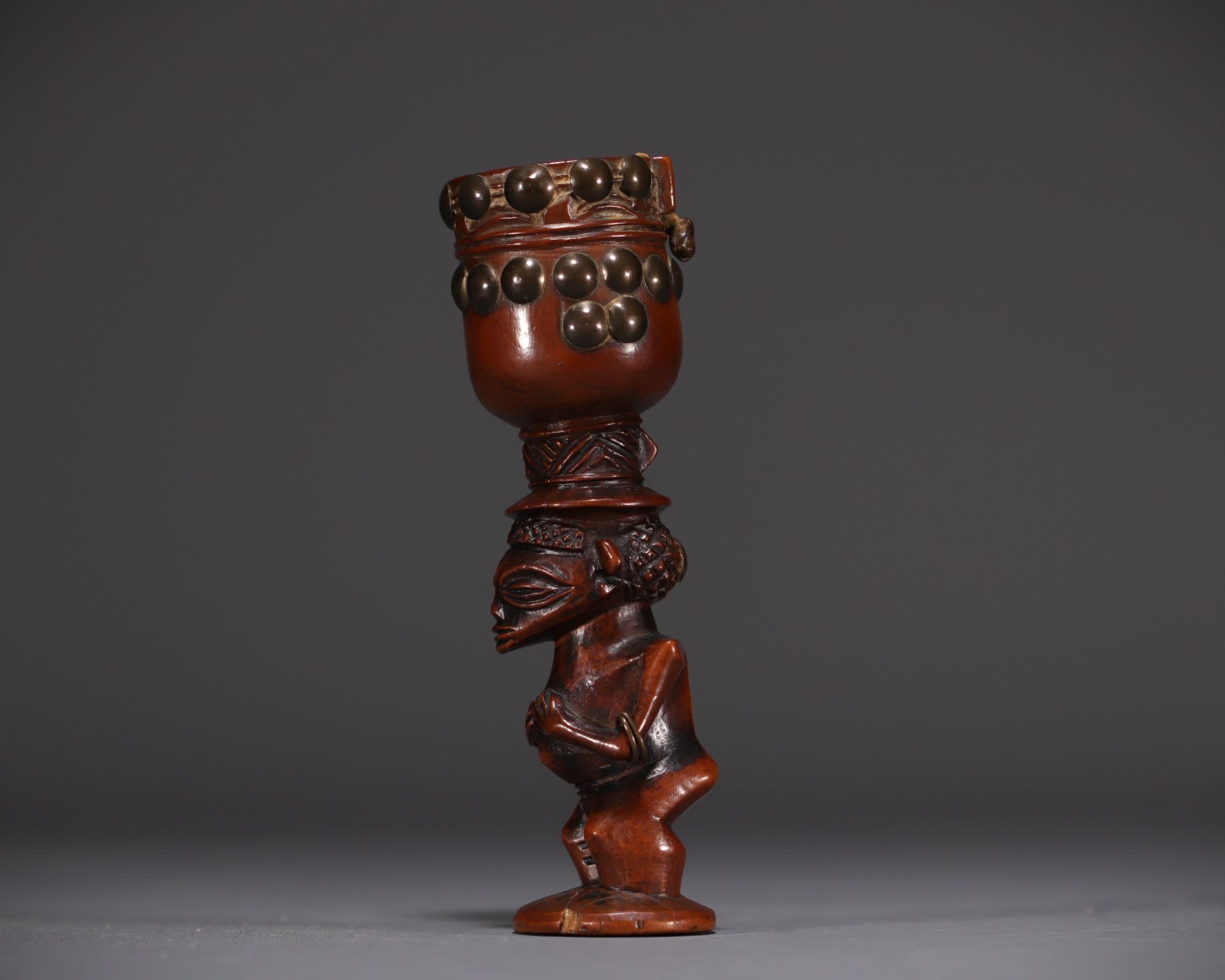 Chokwe tobacco mortar in carved wood with brass nails, early 20th century. - Image 5 of 5