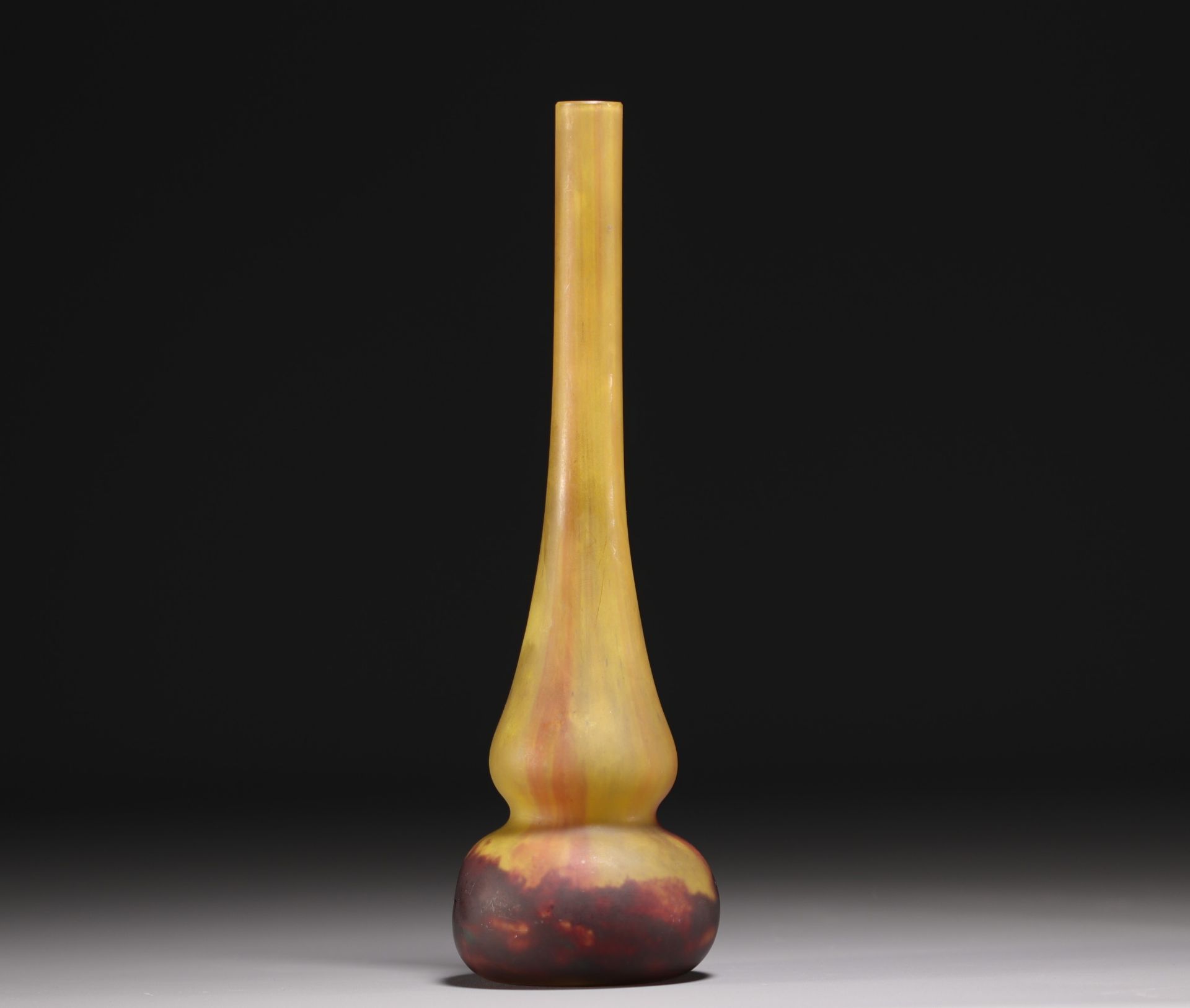 DAUM Nancy - Soliflore vase in shades of yellow and violet, signed. - Image 2 of 3