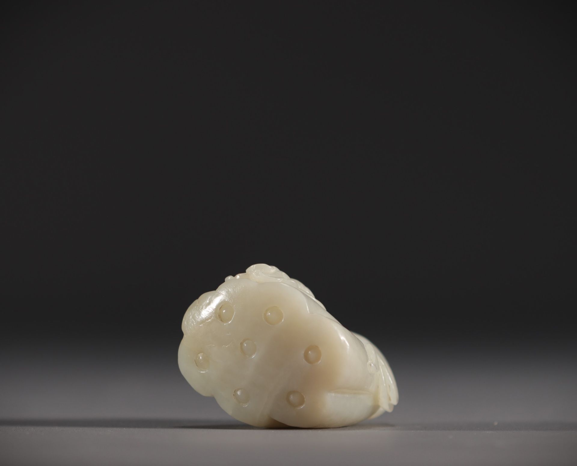 China - White jade pendant in the shape of a fruit surmounted by a young child. - Bild 6 aus 6