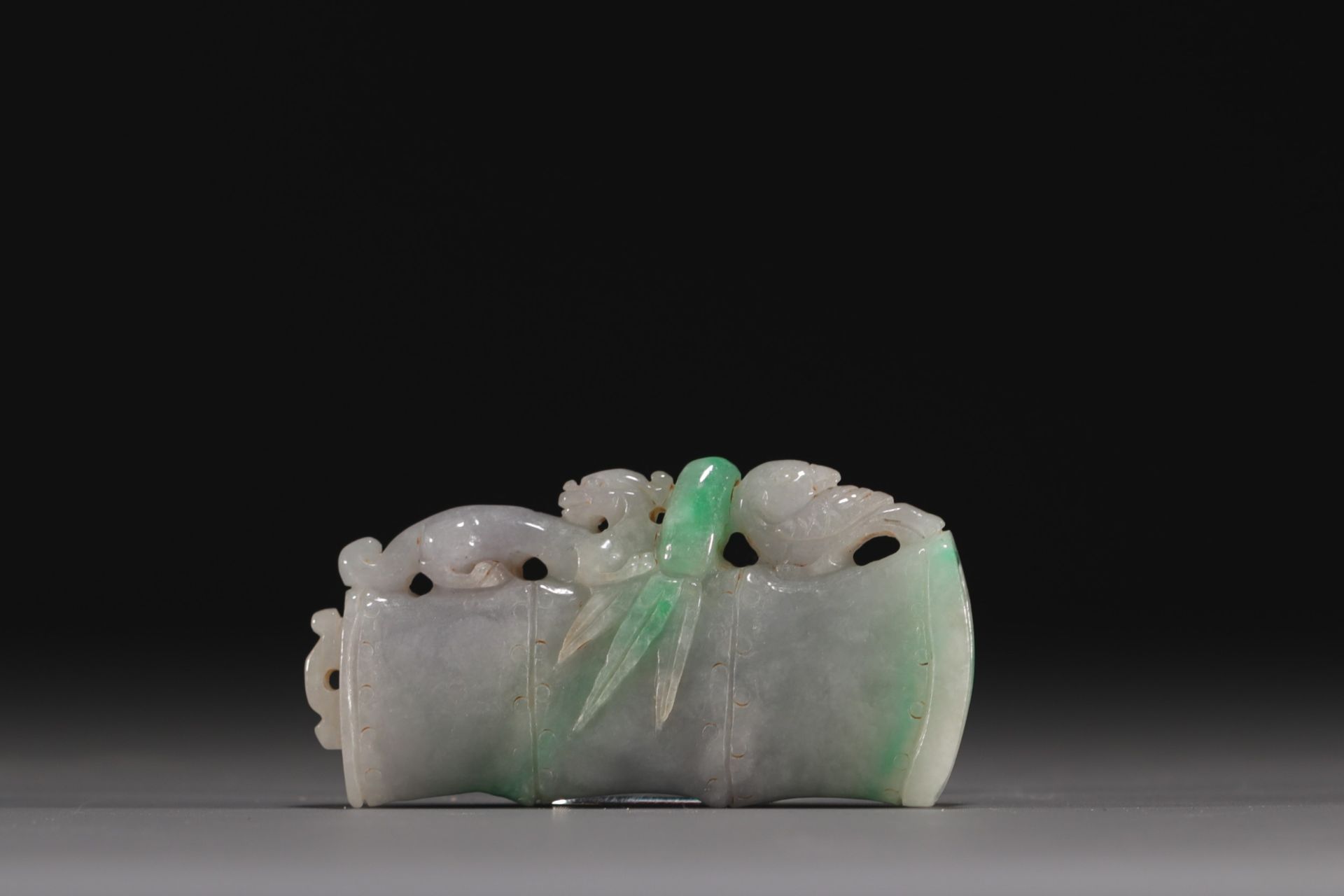 China - Carved jade with dragon and phoenix decoration, Qing period. - Bild 2 aus 2