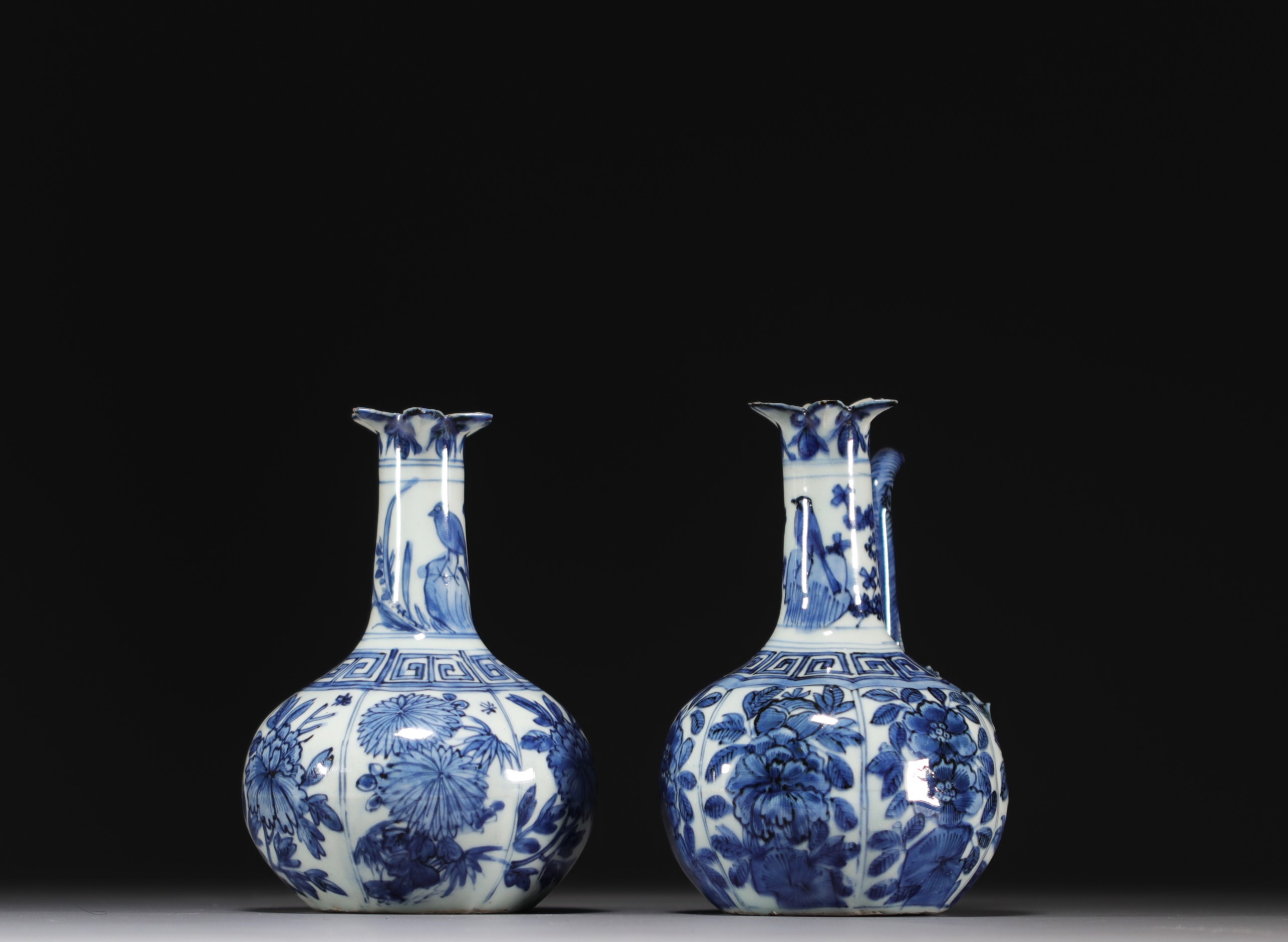 China - Pair of blue-white porcelain jugs with floral decoration, Wanli, Ming dynasty. - Image 4 of 7