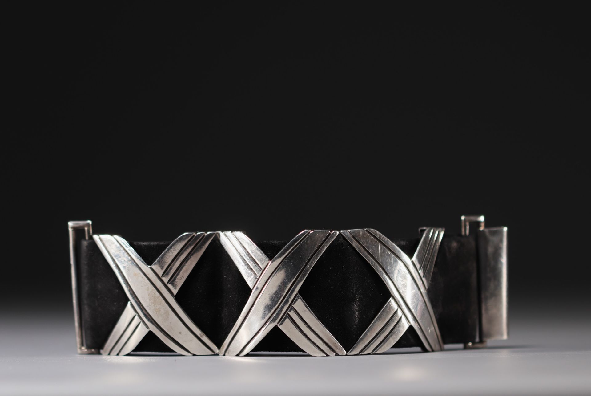 Hector AGUILAR (attributed to) - Modernist silver and leather bracelet. - Image 4 of 4