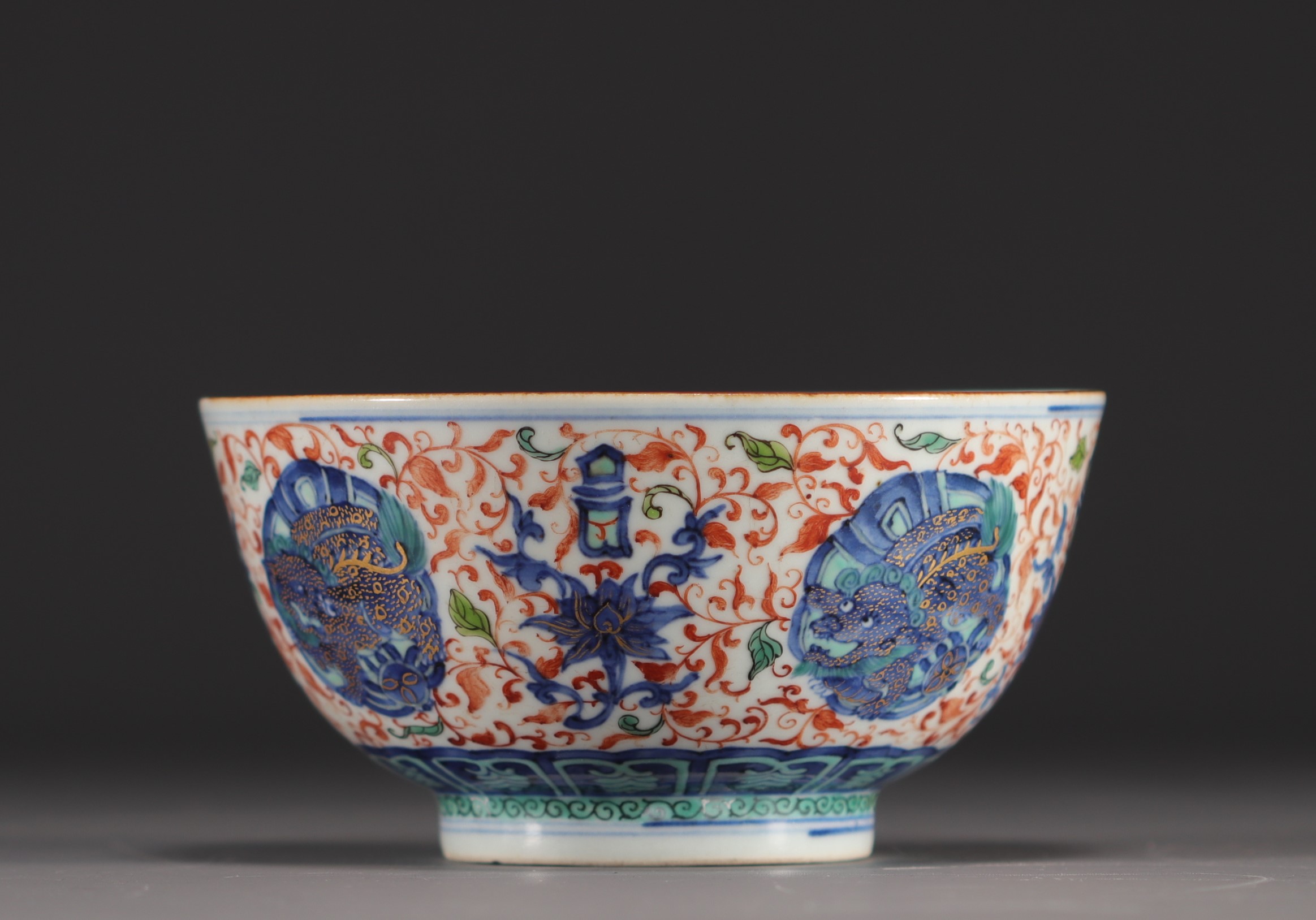 China - Large porcelain bowl decorated with lions in cartouche and flowers, Ming mark. - Image 4 of 8